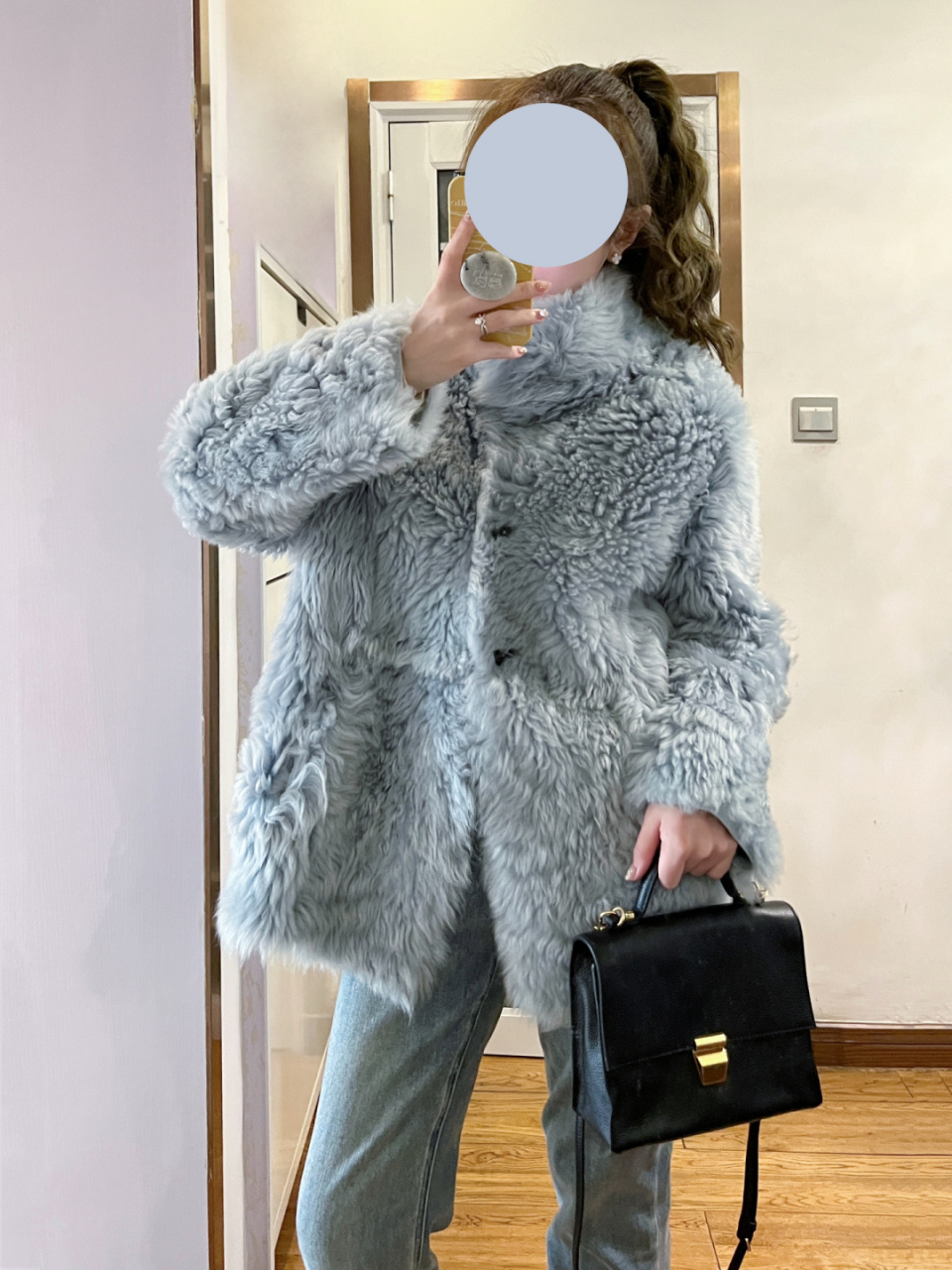 人生的第一件皮草 也是我穿的最久的一件皮草～  我的本命雾霾蓝!