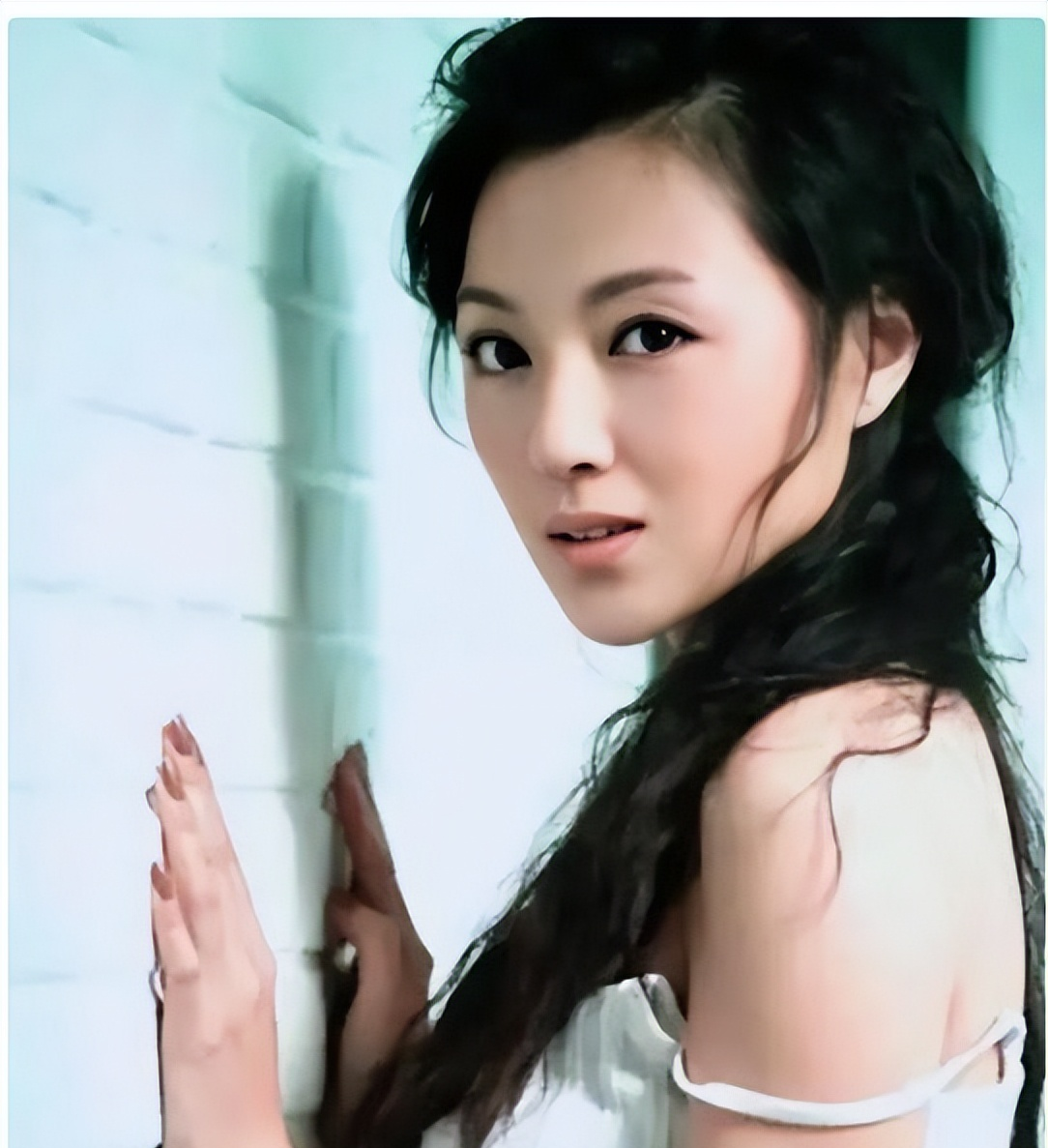 金玉婷,一个娱乐圈的传奇女子,16岁就考入上戏,开始了演艺之路