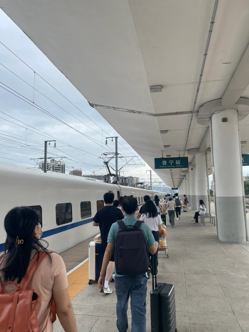 今天的普宁站 回深搬砖了05,普宁站今天有点多人,进站需要稍微排下