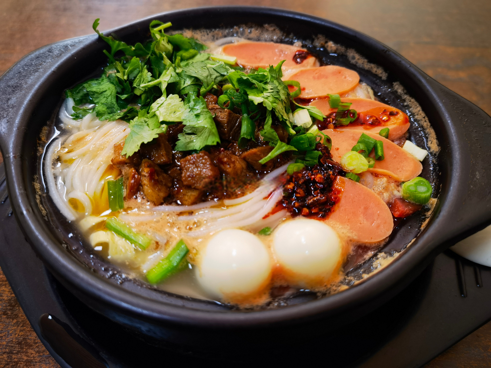 大理这家小份的砂锅米线,上桌时候发现"干货"比较多,有肉粒,肉酱