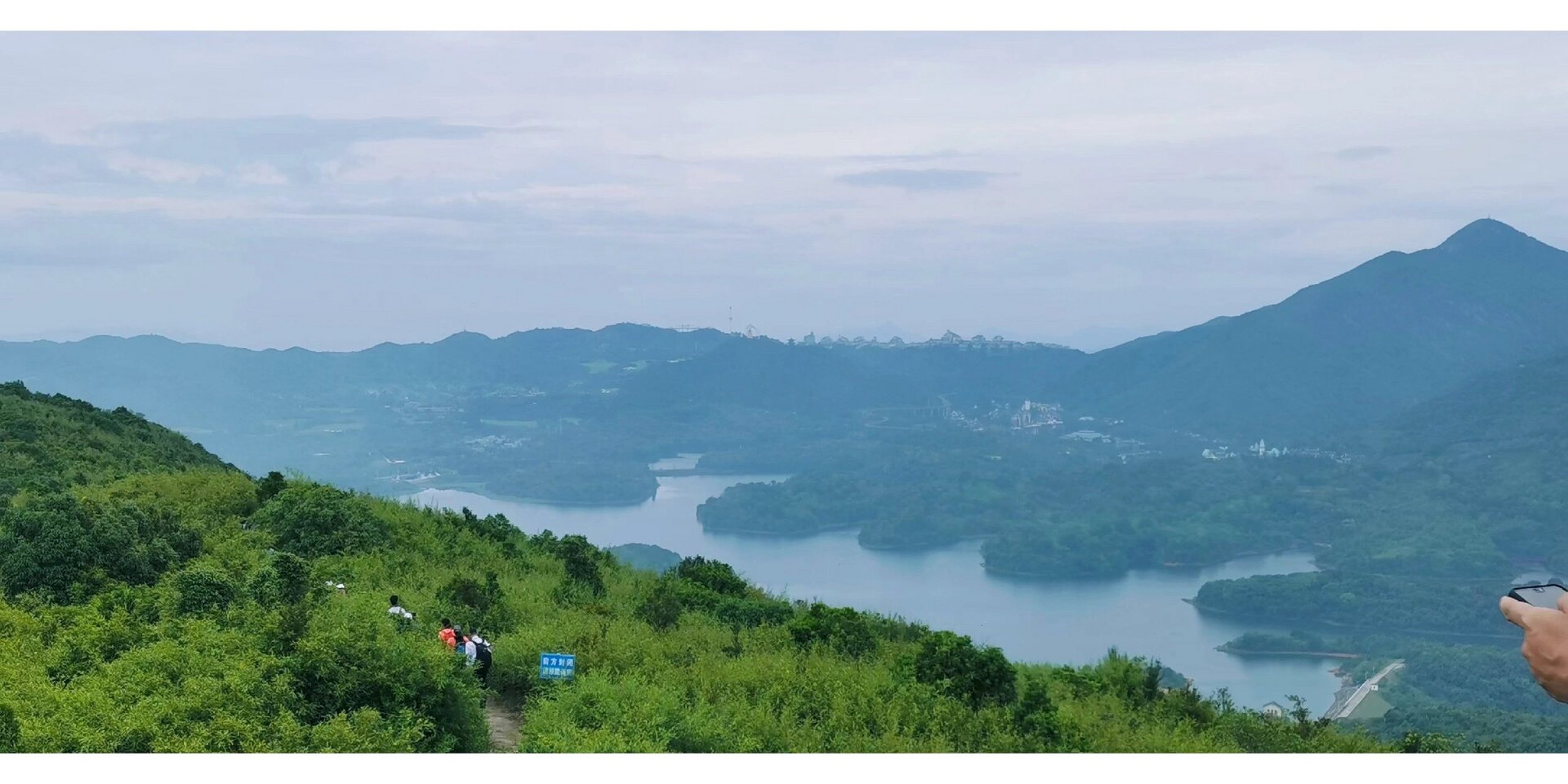 人挤人的新晋网红地"深圳千岛湖"|打鼓嶂 打鼓嶂又叫打鼓岭,海拔562米