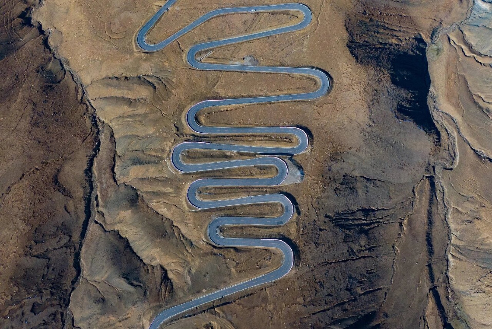 西藏自治区日喀则市定日县,经过108拐盘山公路,就到了海拔5200米的加