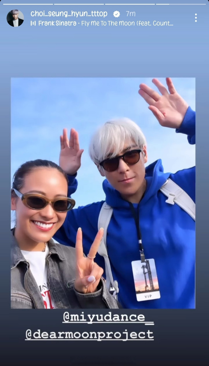 27日,top在社交媒体上发布了一张照片.