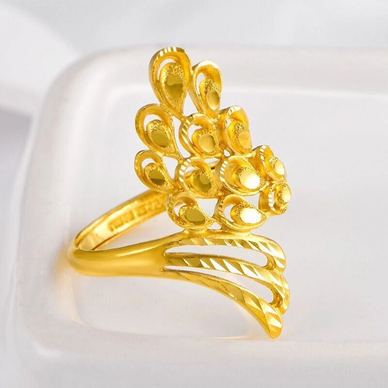 黄金孔雀戒指的寓意,带大家了解一下 孔雀戒指寓意着吉祥如意和白头