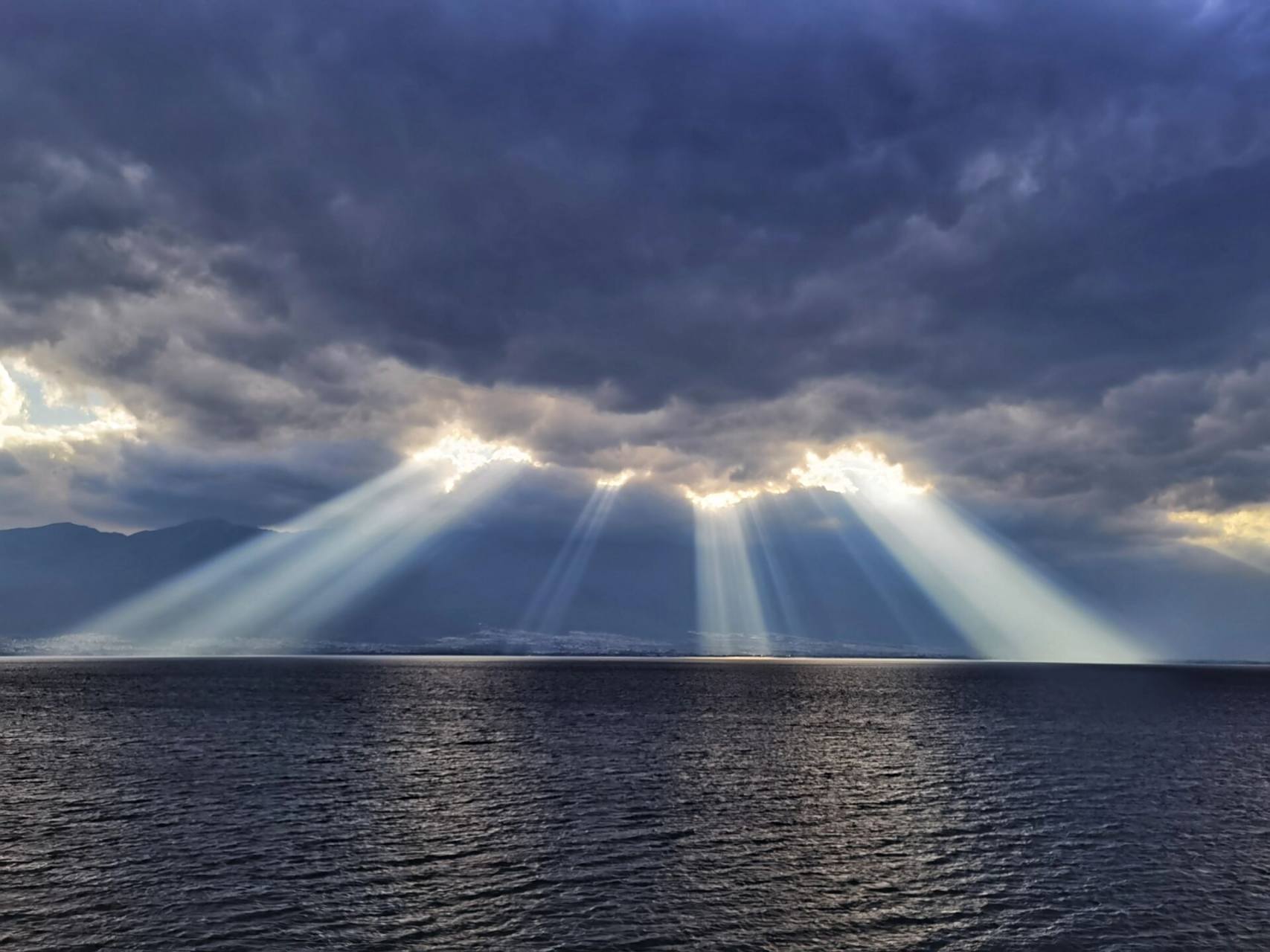 今日洱海海东 抓住光,铺在理想的道路上 丁达尔效应永远要看大理