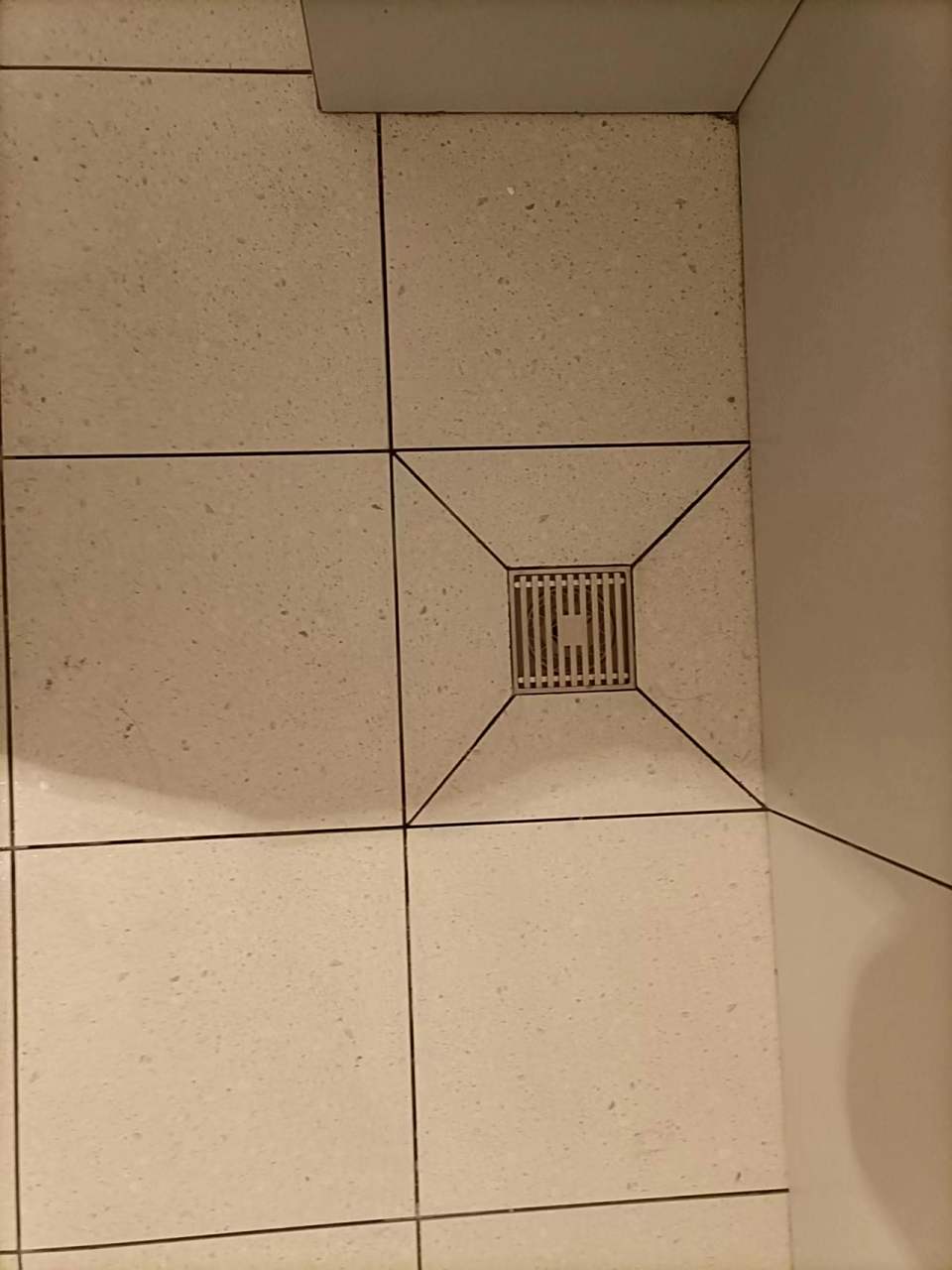 回字形地漏-我真的会谢 没铺地漏这儿地砖的时候,监理说要做回字形