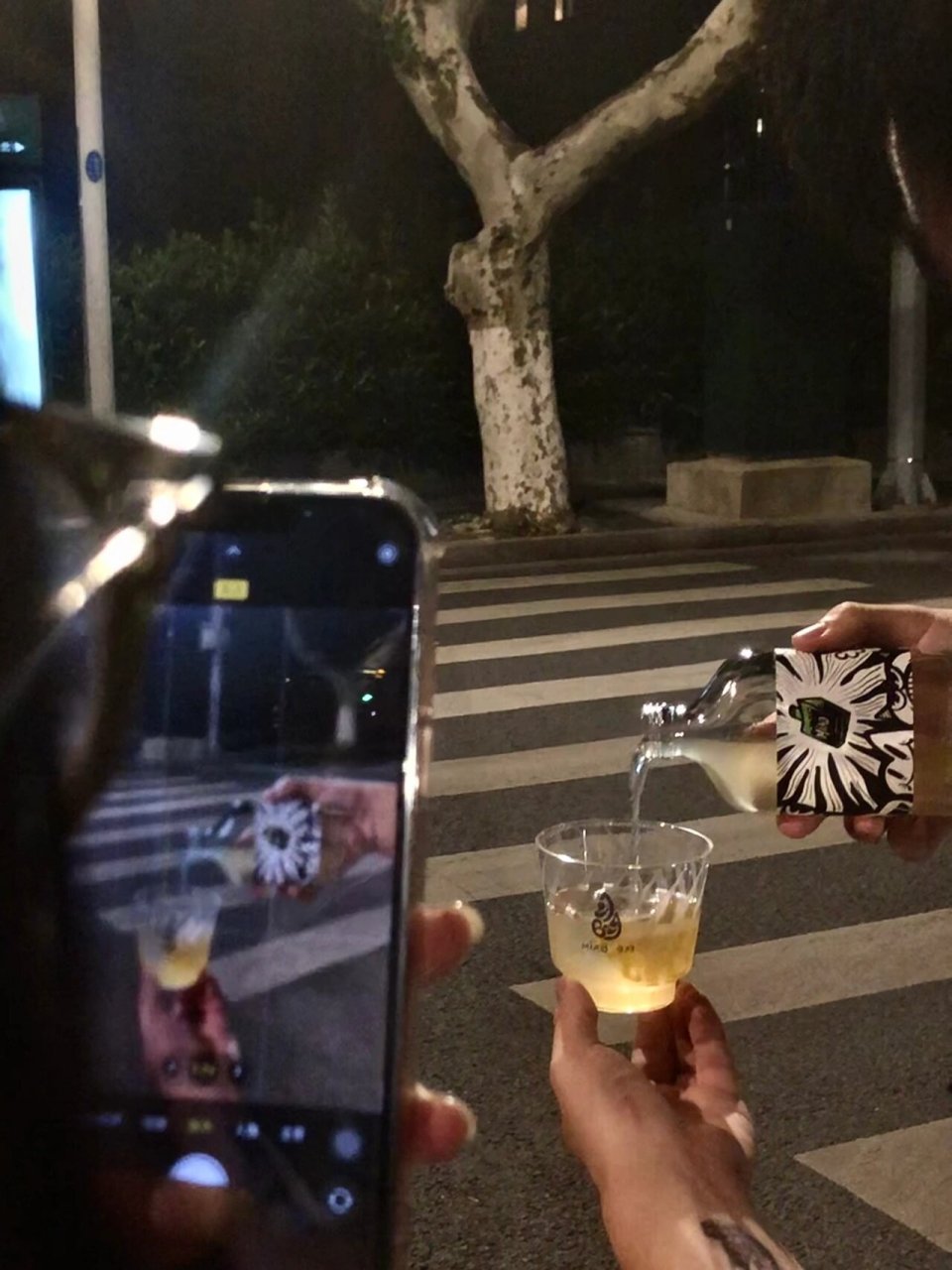 深夜路边喝酒图图片