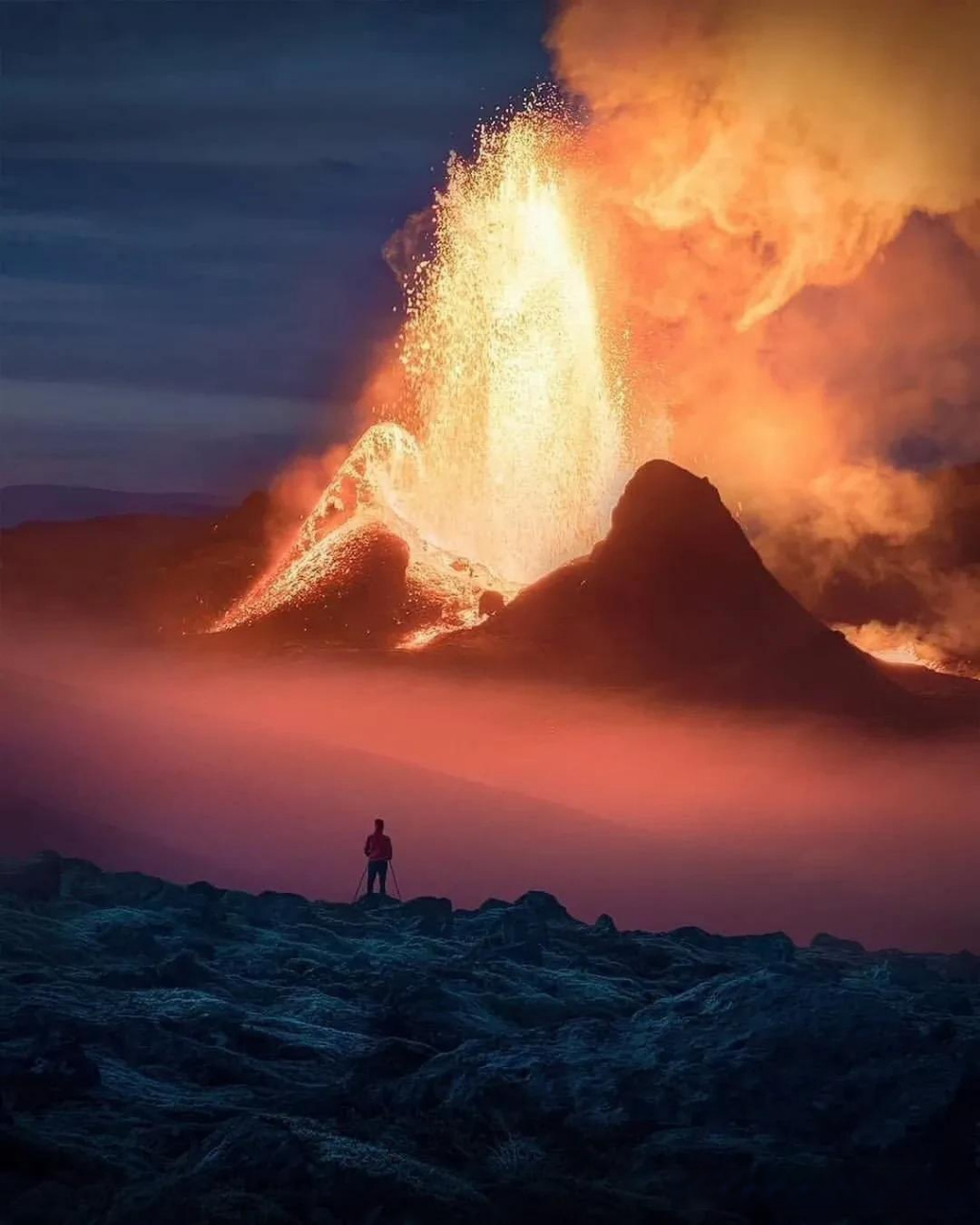 冰岛火山喷发场面!无比震撼!  场面非常地壮观,听说还有人在附近摄影!