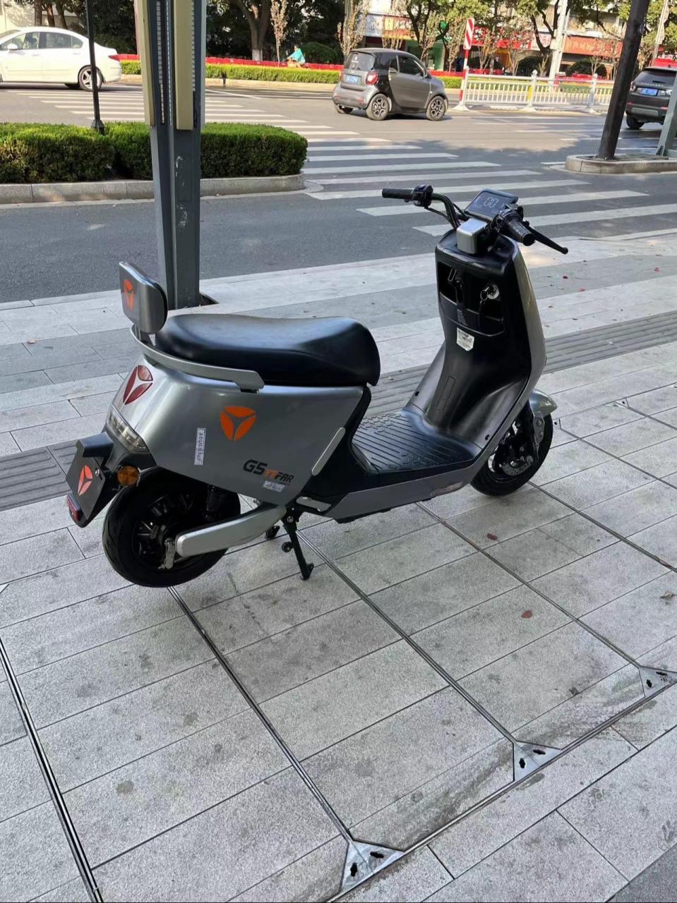 雅迪g5石墨烯,范迪塞尔代言,没有摔过车,行驶稳定,12寸大轮毂,前后