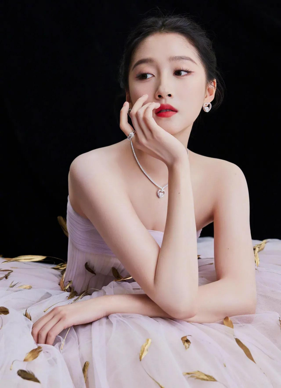 关晓彤官宣了75  关晓彤官宣称终于考上了小船哥的大学,配图是北清