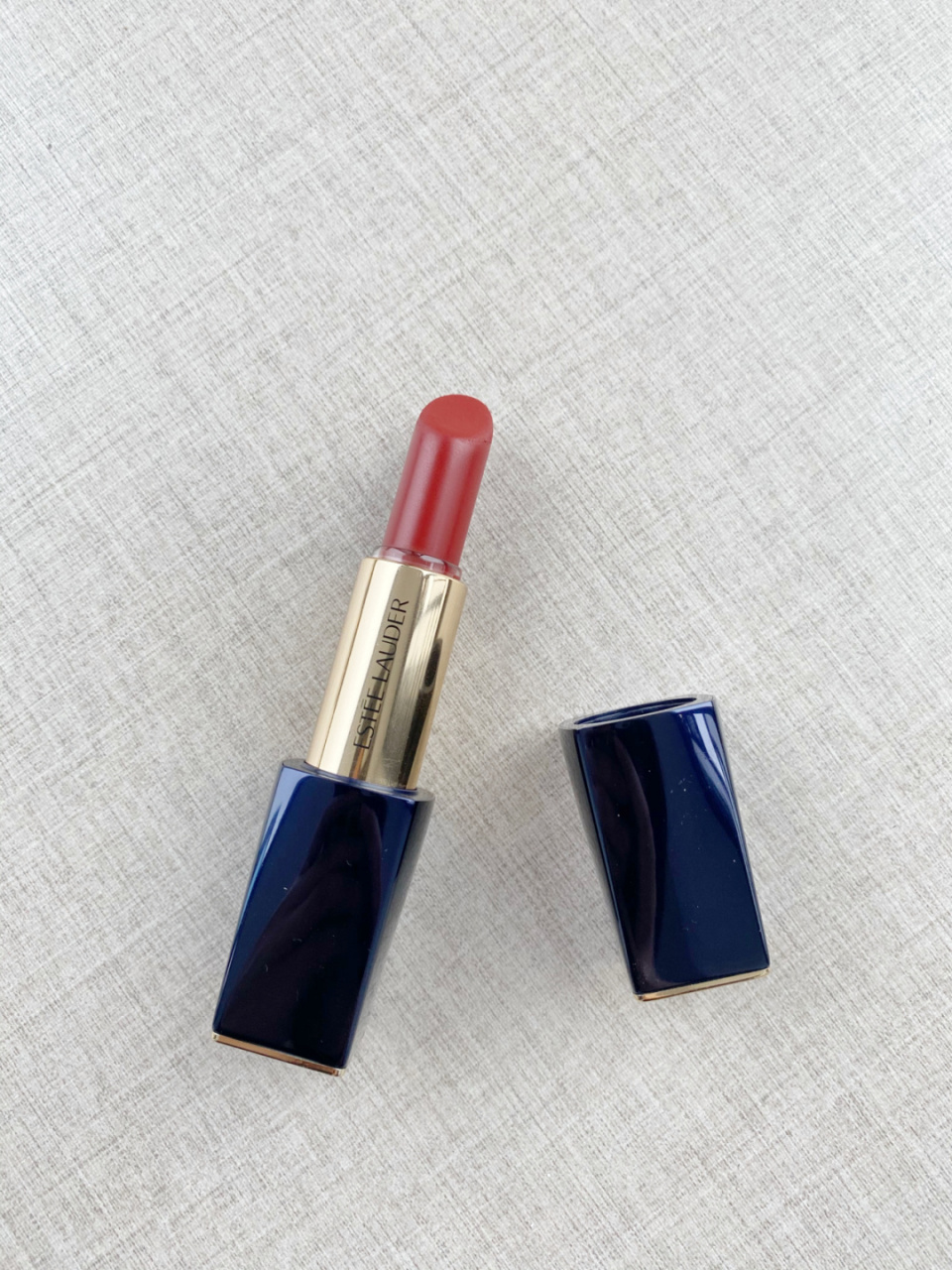 新入手的这只雅诗兰黛#569 焦糖辣椒 fearless 砖红系列口红 绝了!