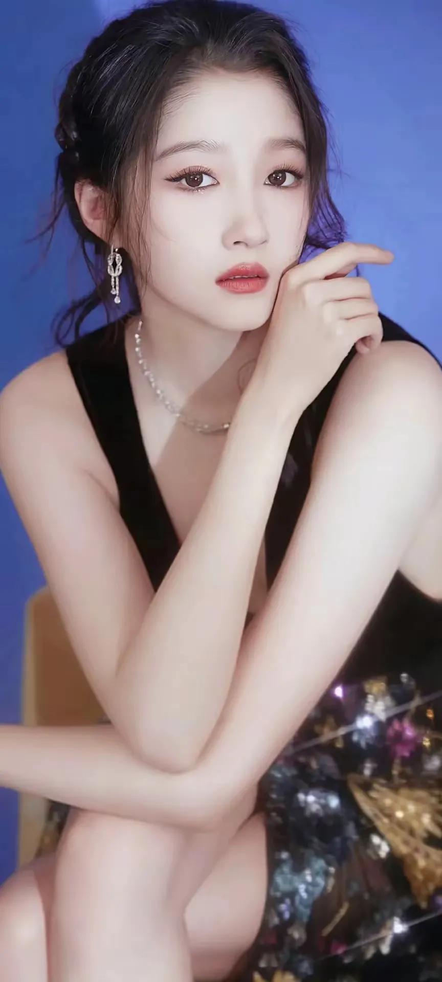 关晓彤终于长大了! 不仅仅是年龄长大了, 还有外貌外形上.