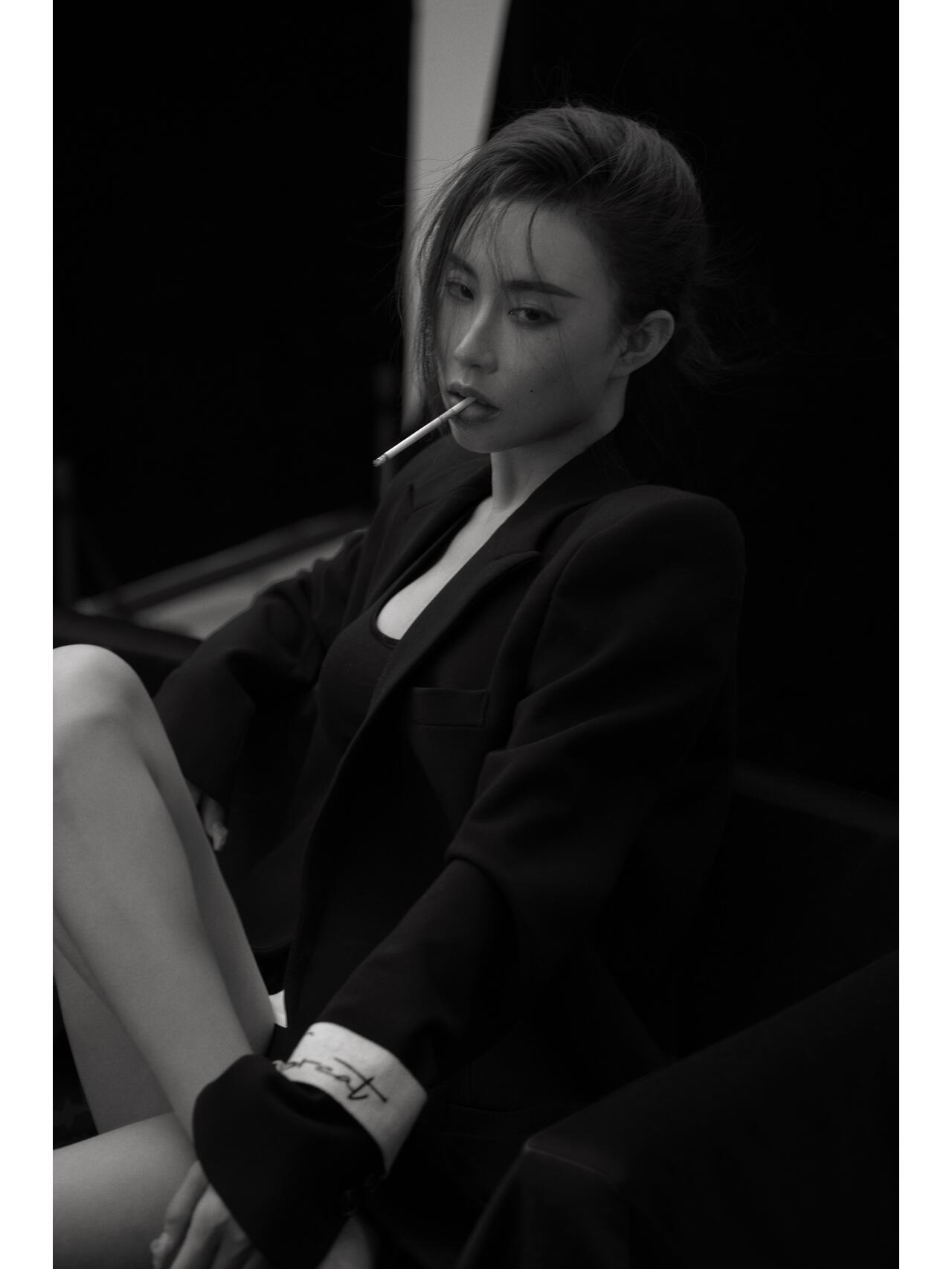 抽烟的女人  女人抽烟的样子 肖像写真 眼里写满了故事 脸上却不见