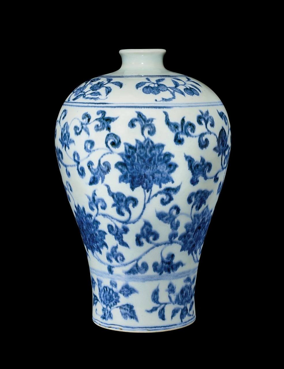 莲纹梅瓶自景德镇产青花瓷以来便有烧造,然其中经典非永乐(1403-24年)