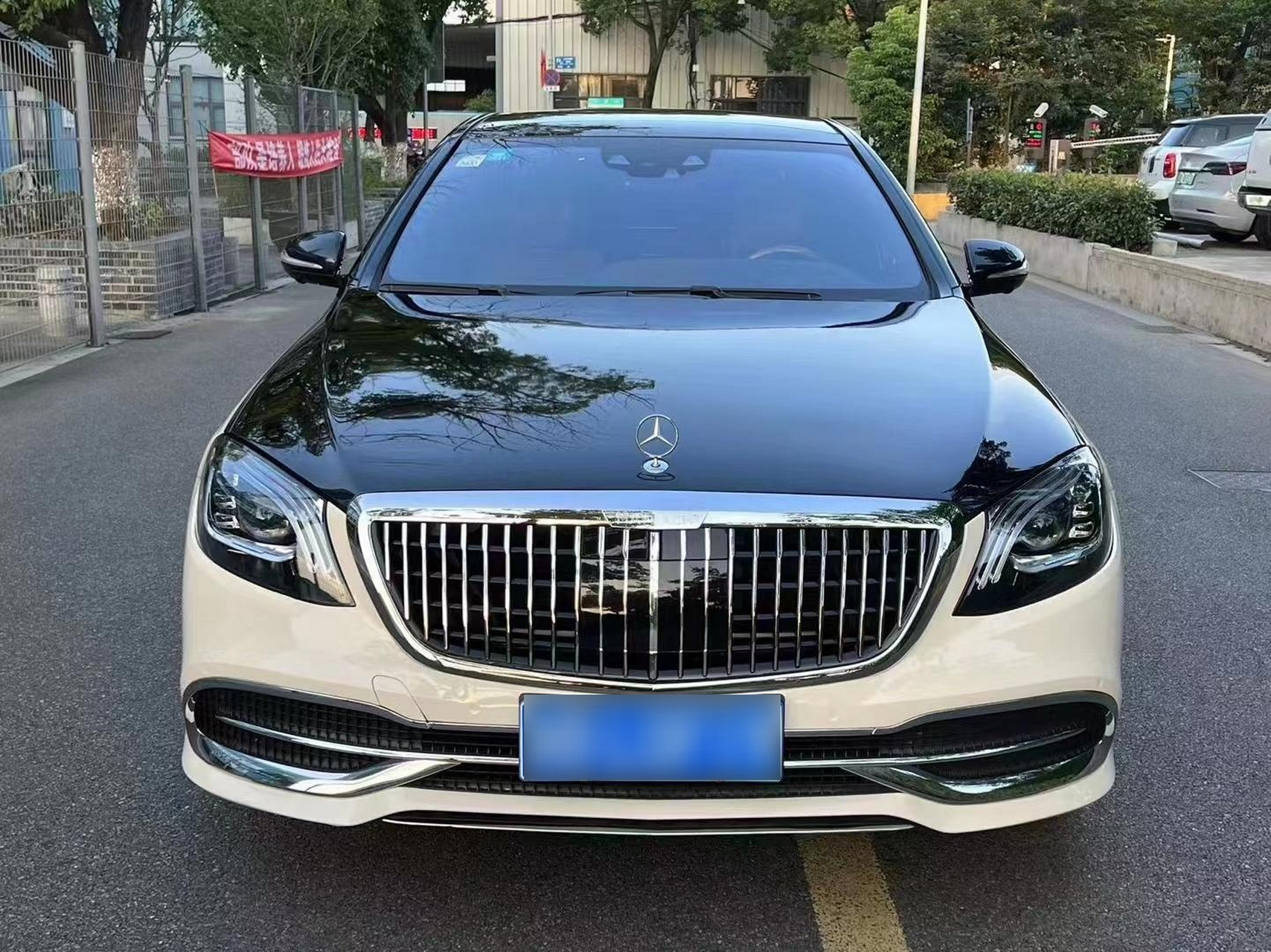 17年奔驰迈巴赫s400豪华版 双拼色外观 20寸大饼轮毂 电吸门 360环影
