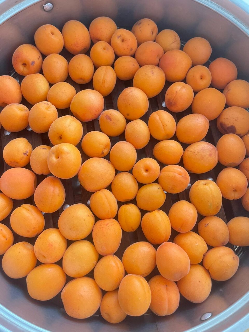 用刀把杏子切成四块或两块,去掉核 4.