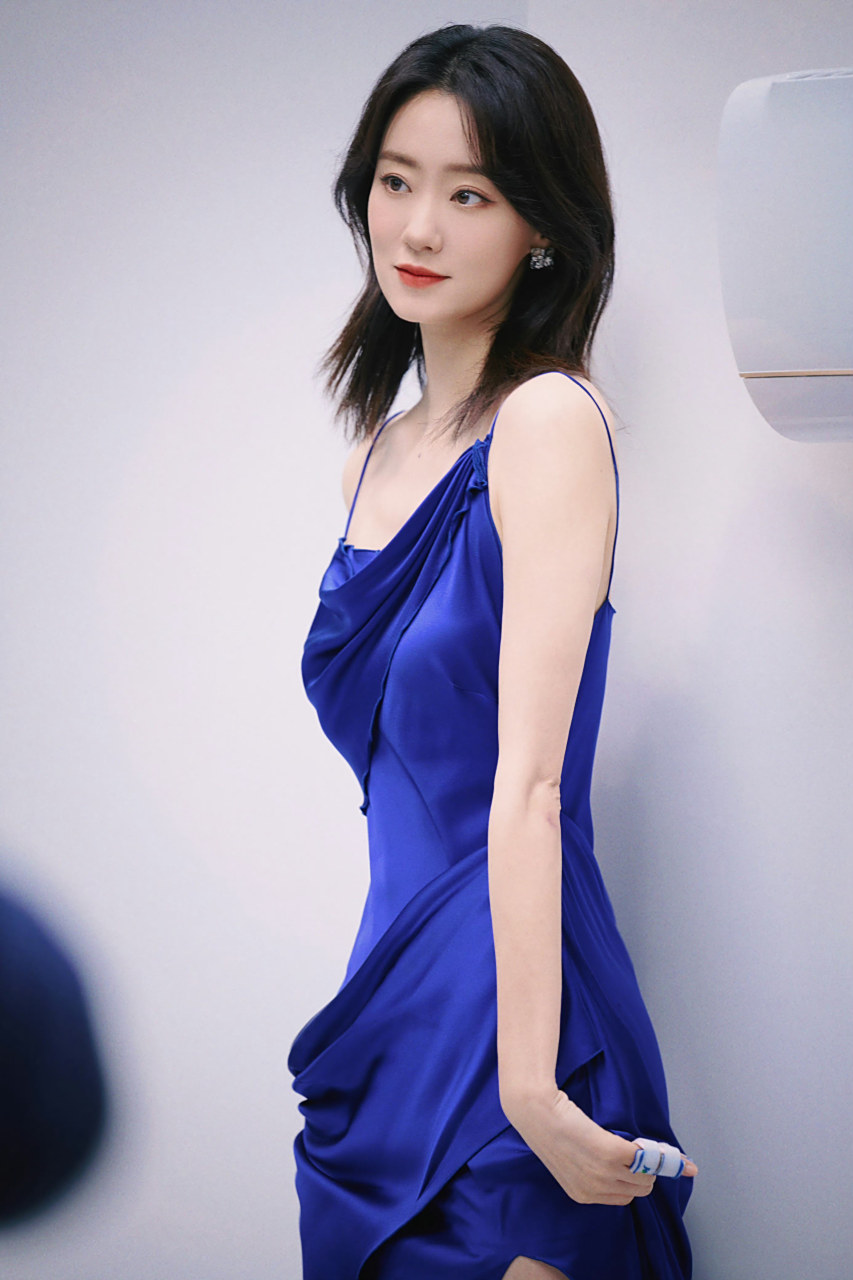 张小斐蓝裙子直播状态#张小斐,最美的喜剧演员出来了,当然,马丽也