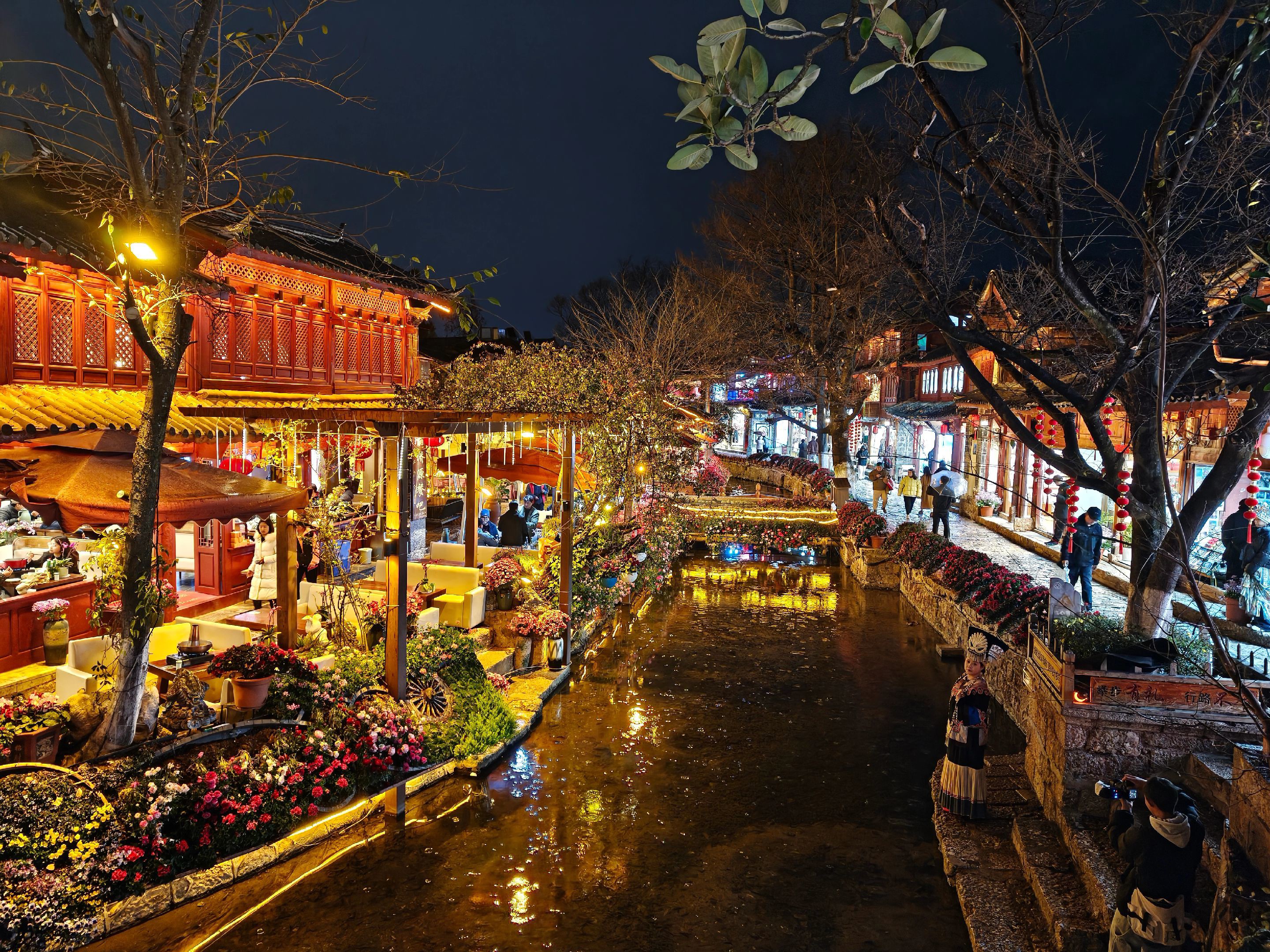 今天来丽江玩,晚上逛了一下丽江古城,这石板路凹凸不平走的人脚丫子是