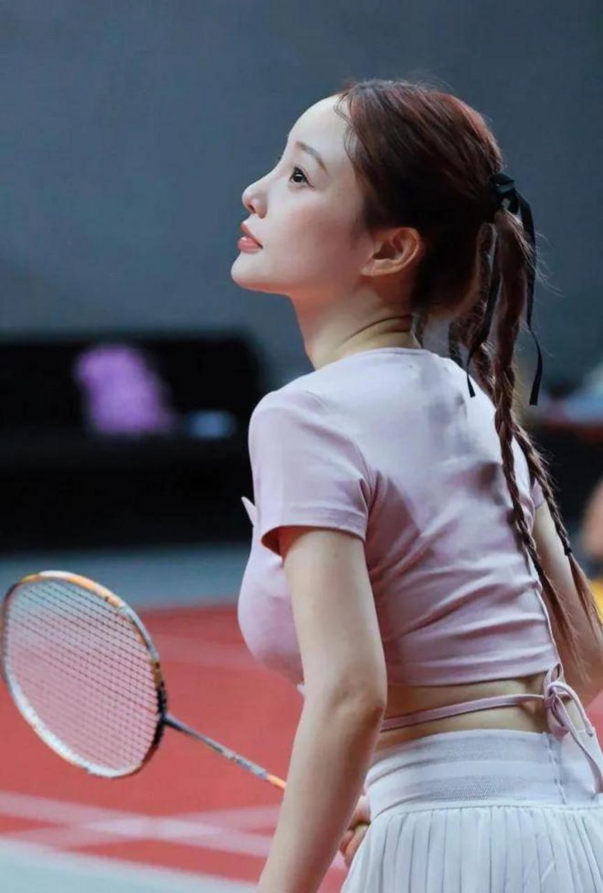 42岁的李小璐保养有方,不仅皮肤白皙红润,身材也很曼妙纤细,一点都看