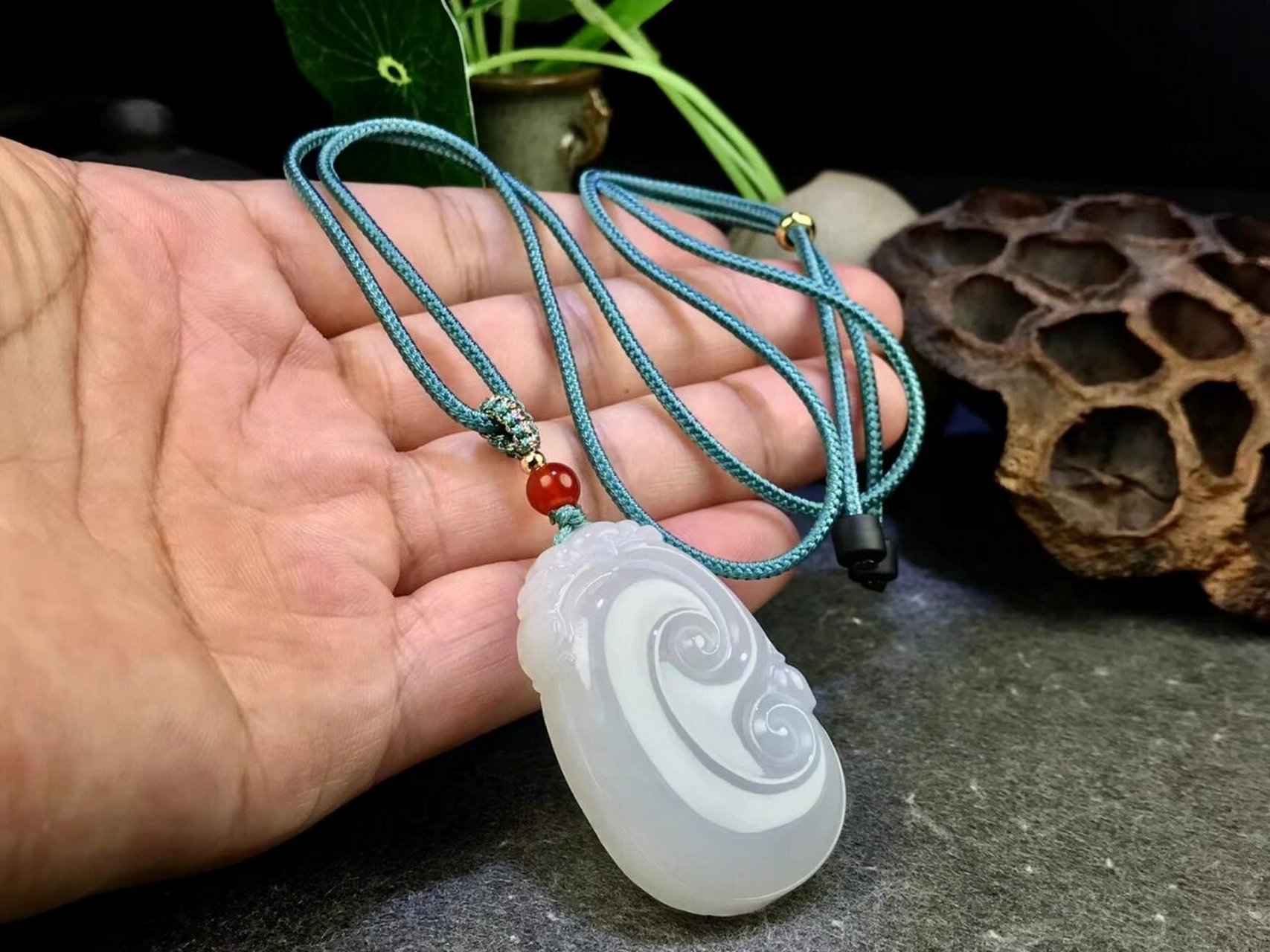 玉如意吊坠象征着吉祥的意思.