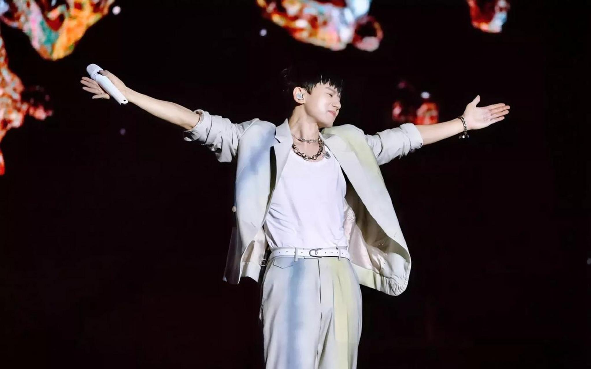 谢娜和张杰观看跳跳俏俏演出,看得出来,哪怕再忙,谢娜和张杰都抽出了