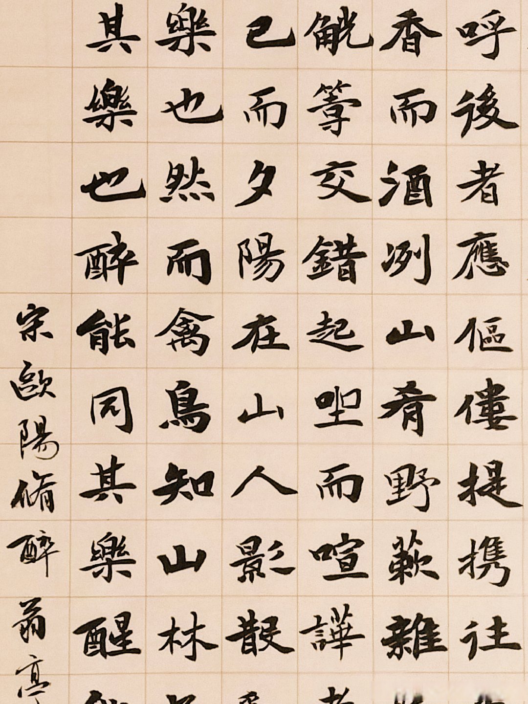 挂在客厅主墙面(如沙发背景墙)很合适:此处是待客