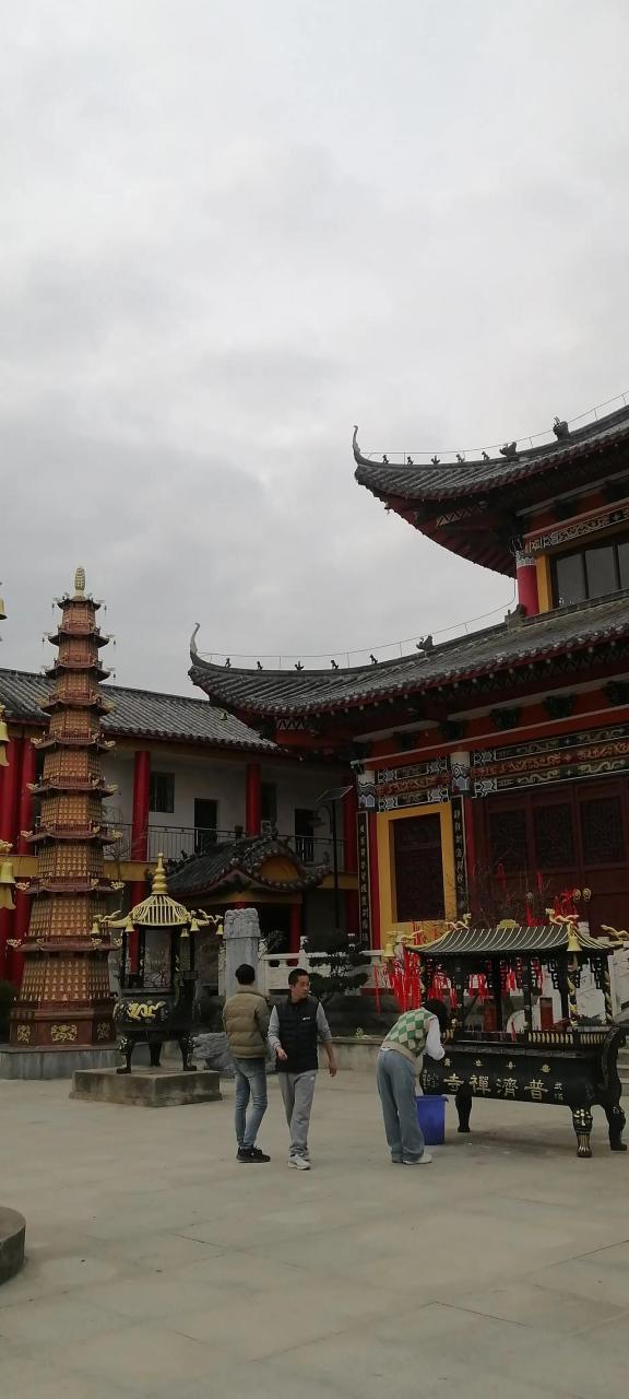 普济禅寺,乃临济宗的法脉,幸遇一位法师,是武昌佛学院的在读僧人.