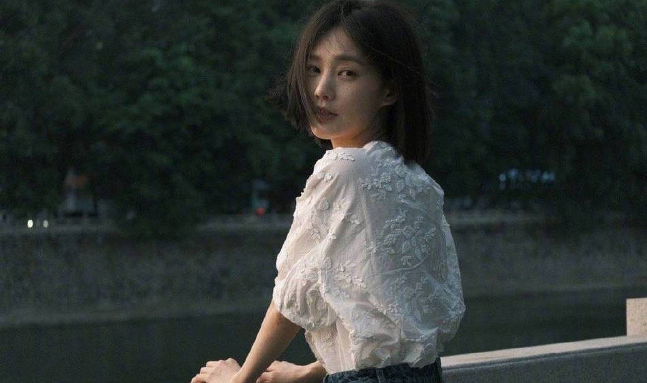 李一桐短发造型笑容甜美,白色短袖搭配牛仔短裤清纯减龄又好看~这颜值