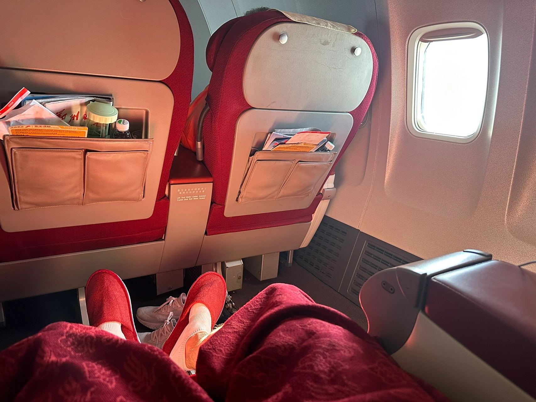 深圳航空波音737公务舱 体验感还是不错的 但是希望饭能更好吃点