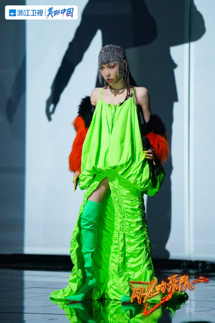 闪光的乐队# 梁龙lbb @吴莫愁 "红配绿"搭配"低音炮rap"视觉与听觉的