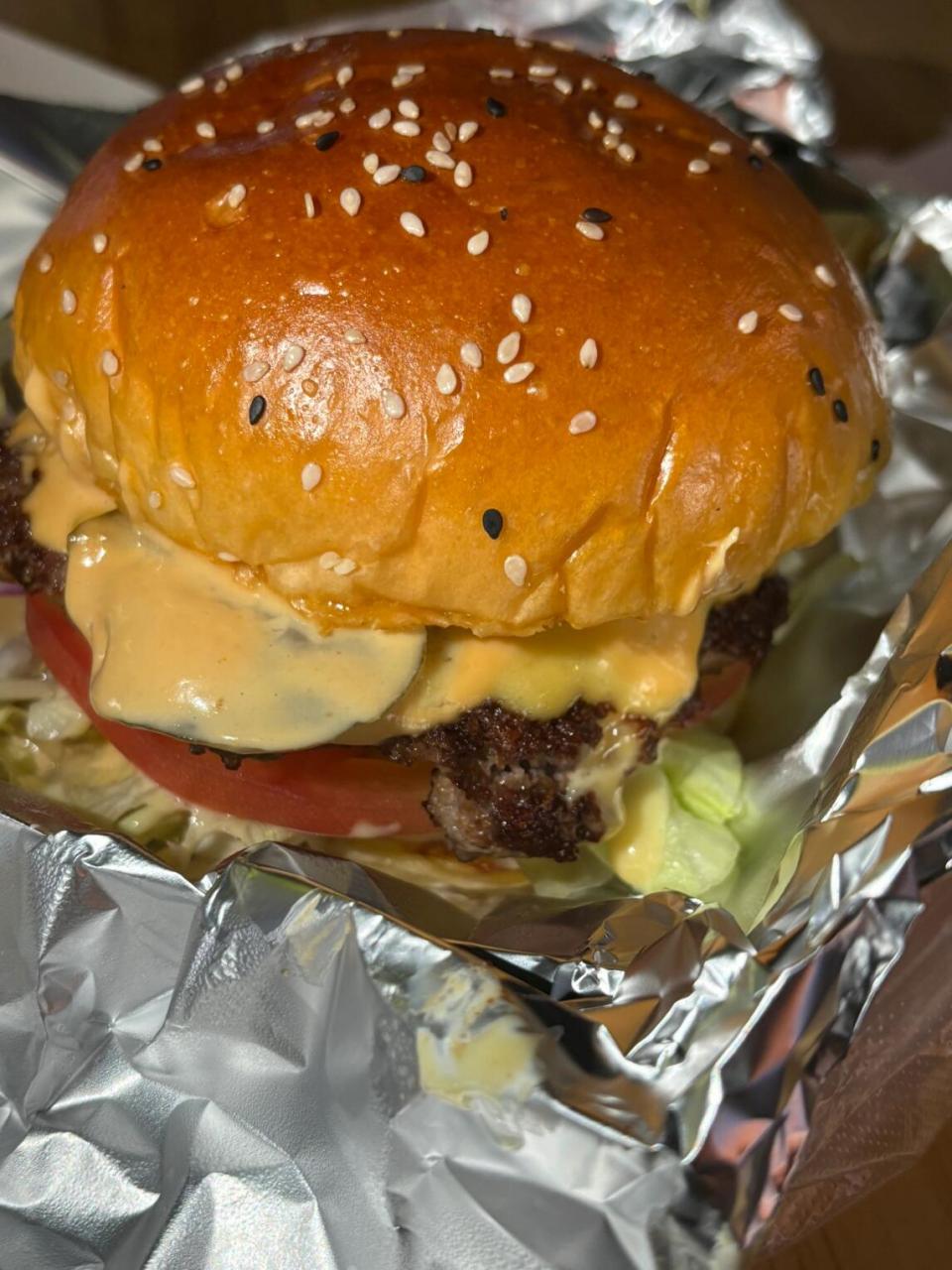 我选的凤梨牛肉堡!巨好吃. 老板不手抖 份量给够 23一个!