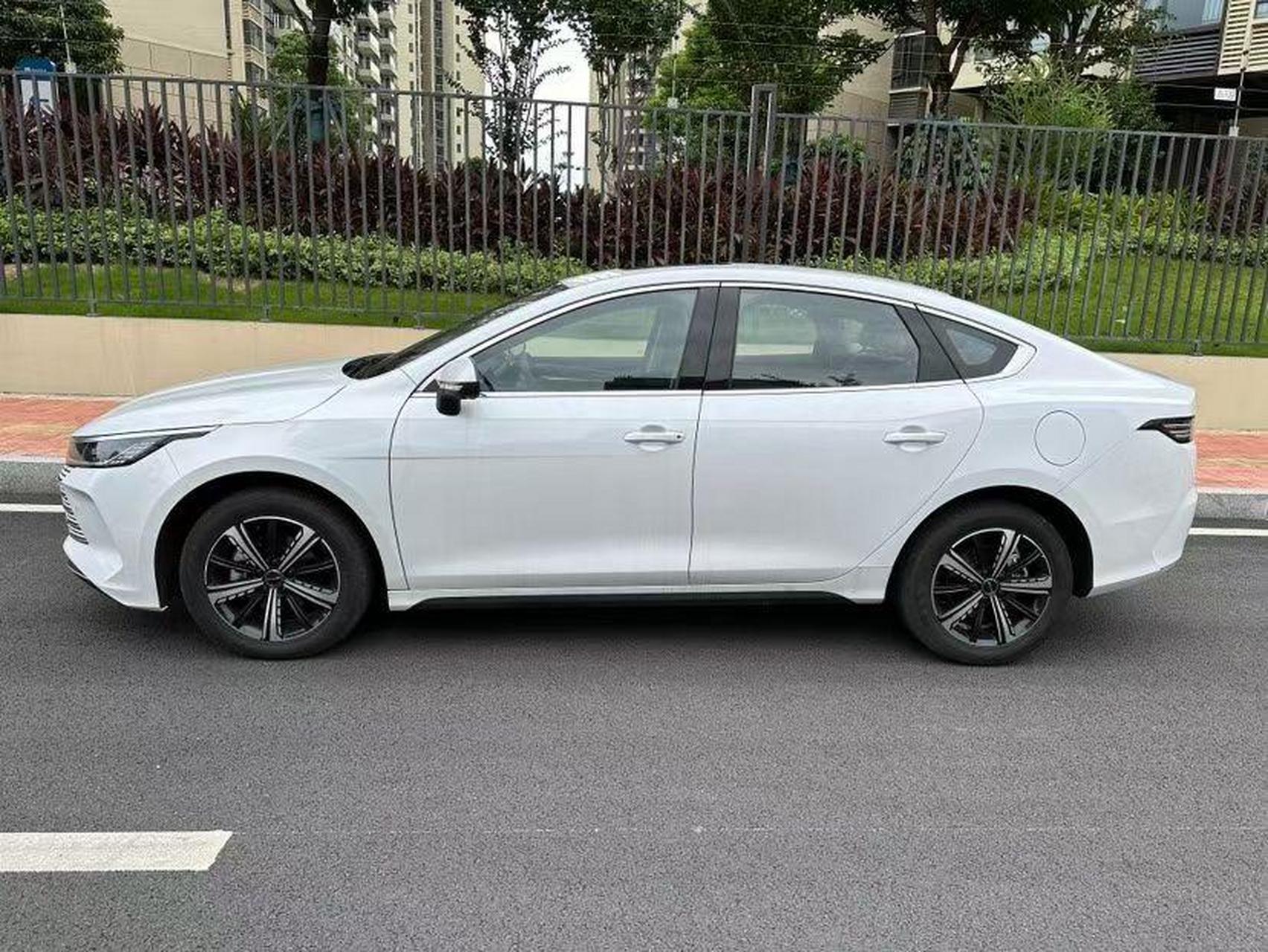 23年6月比亚迪驱逐舰05 油电混合 裸车上路18万多 1.