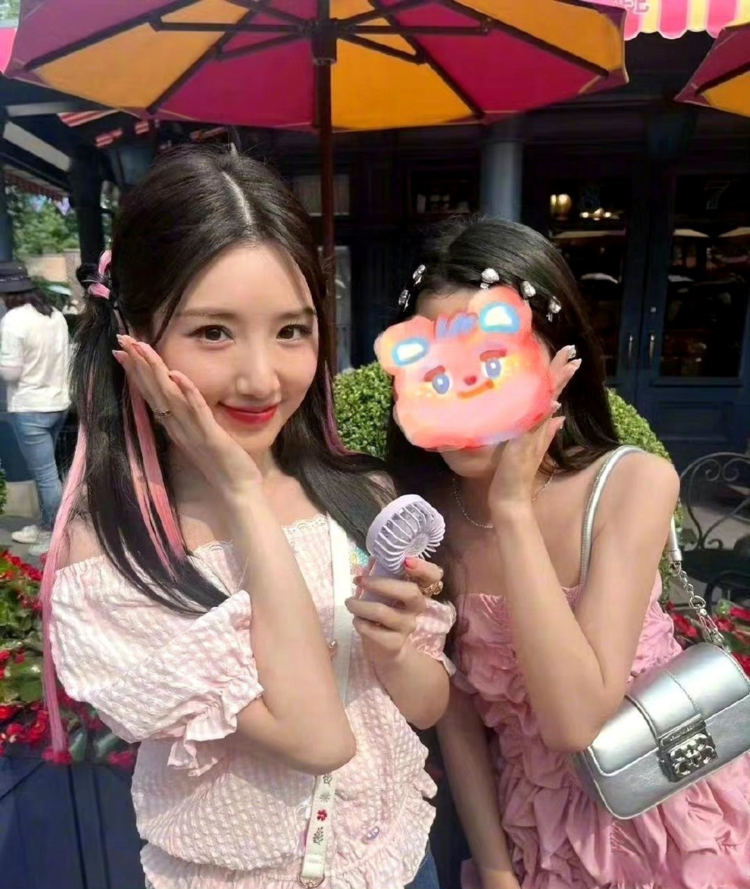 毛晓彤游玩迪士尼,路人偶遇狂合照,她的状态蛮好的,好甜好漂亮,还是