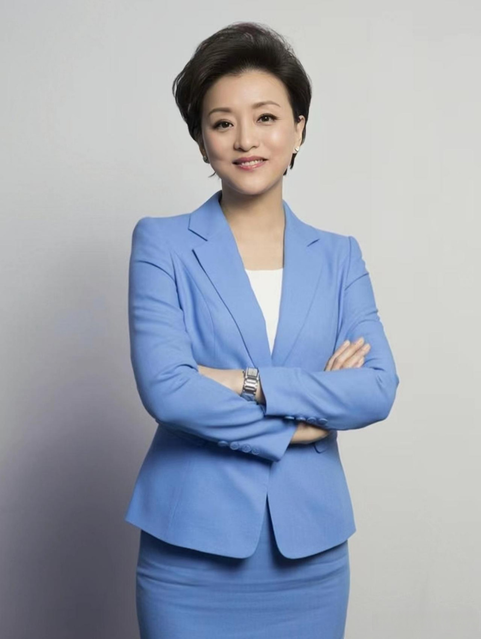 杨澜陪老公下乡考察,素颜简装依旧美丽!