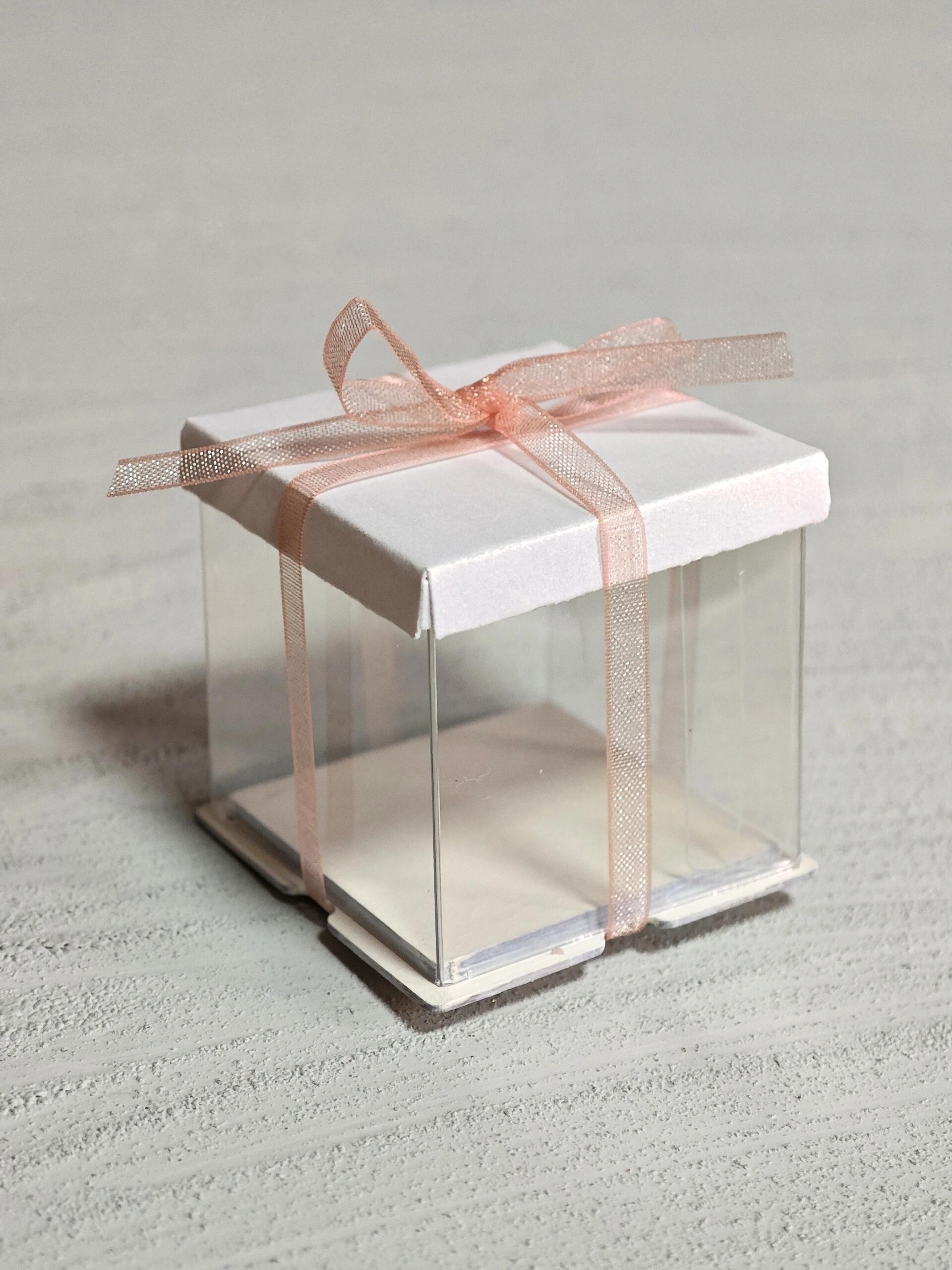 迷你蛋糕盒上架 默认白色珠光盒盖,可定制其它颜色 蛋糕盒内部尺寸:3.