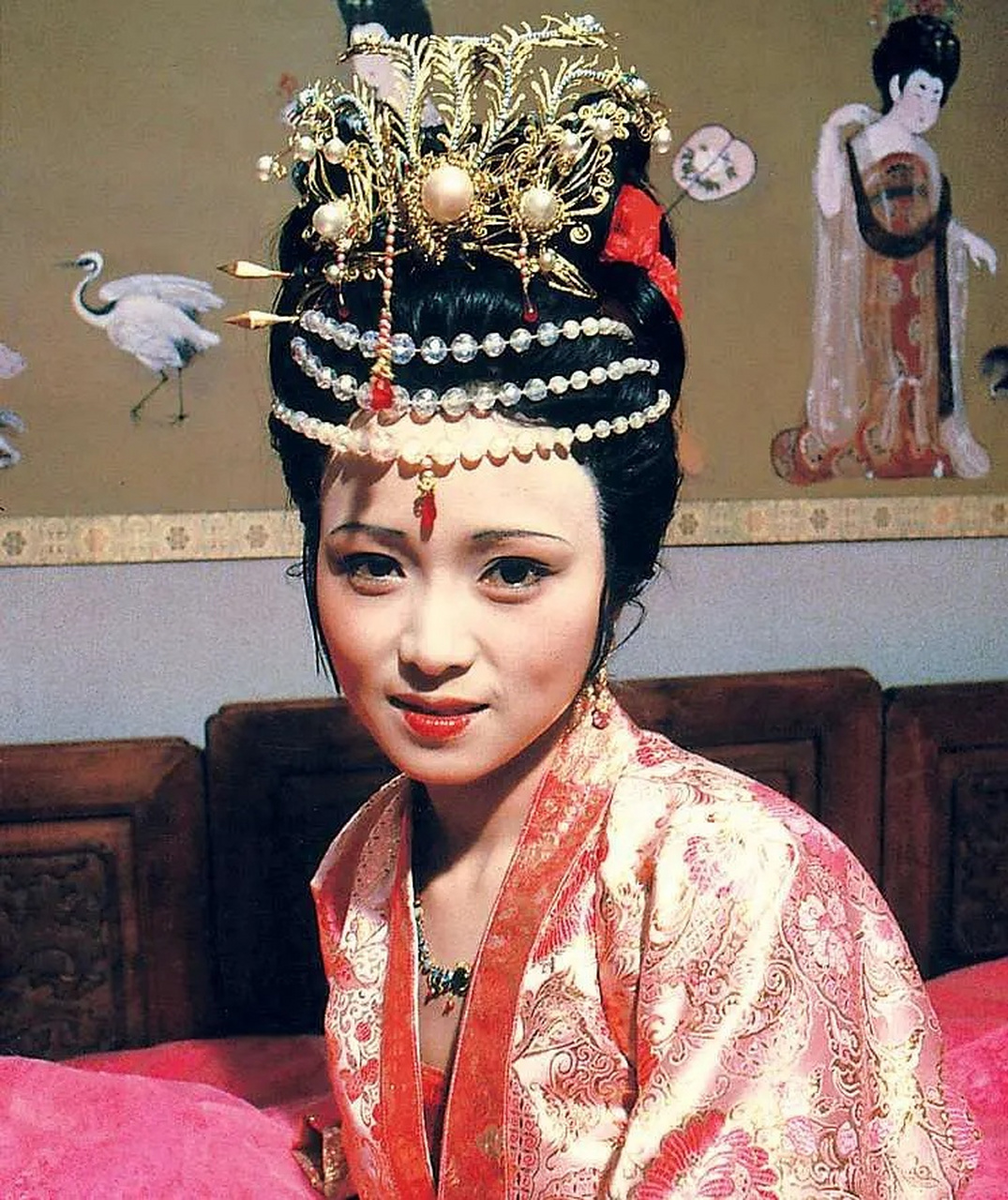87版《红楼梦》中由张蕾饰演的秦可卿剧照.最后三图是张蕾生活照.