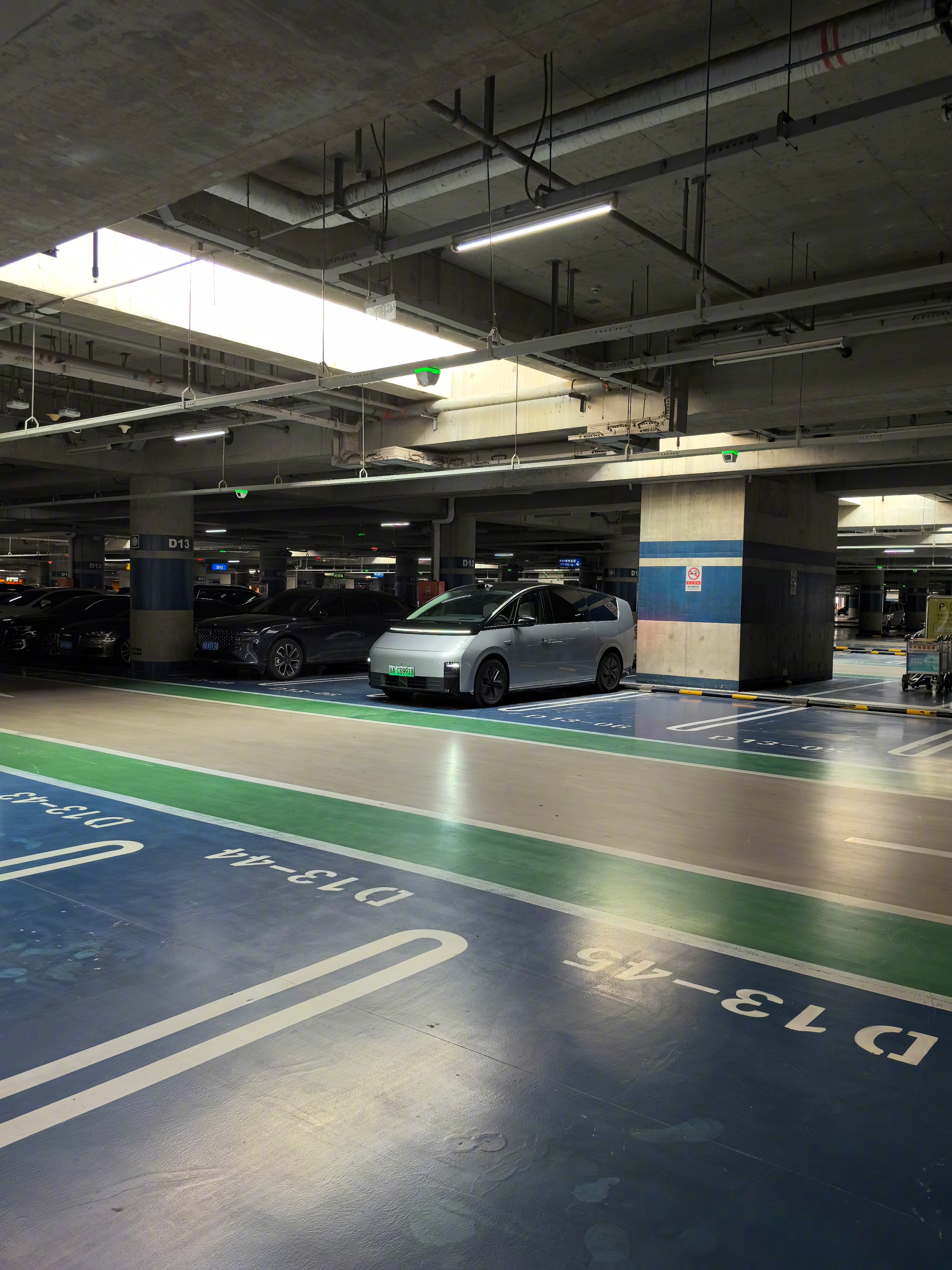 首都机场t3长期停车区这天井,适合拍车