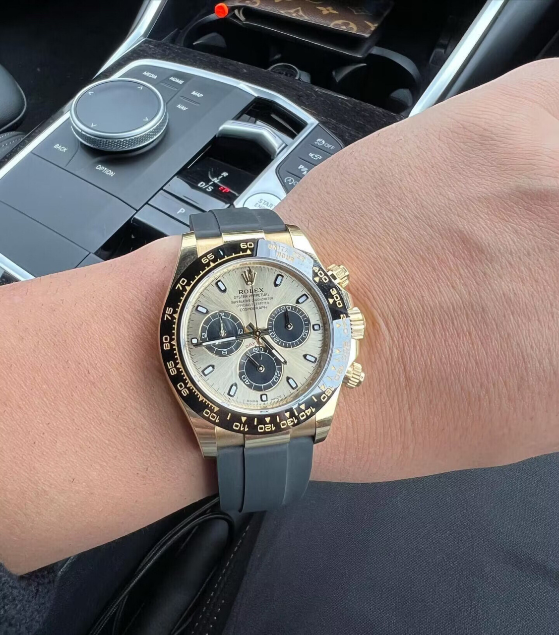 超高颜值的迪通拿余文乐,轻松盘下 终于到手了劳力士迪通拿 余文乐,真