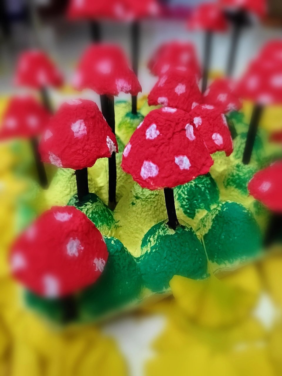 亲子手工～鸡蛋托的妙用    又是剪剪～粘粘～涂涂蘑菇头