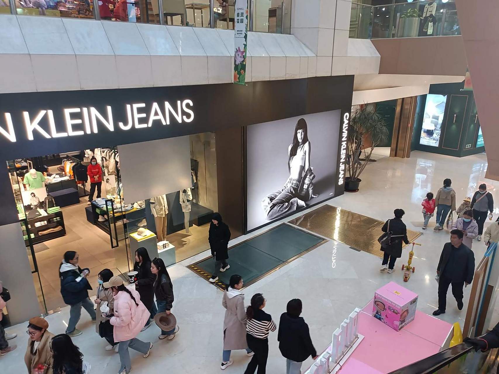 周末的时代广场ccmall人还挺多.