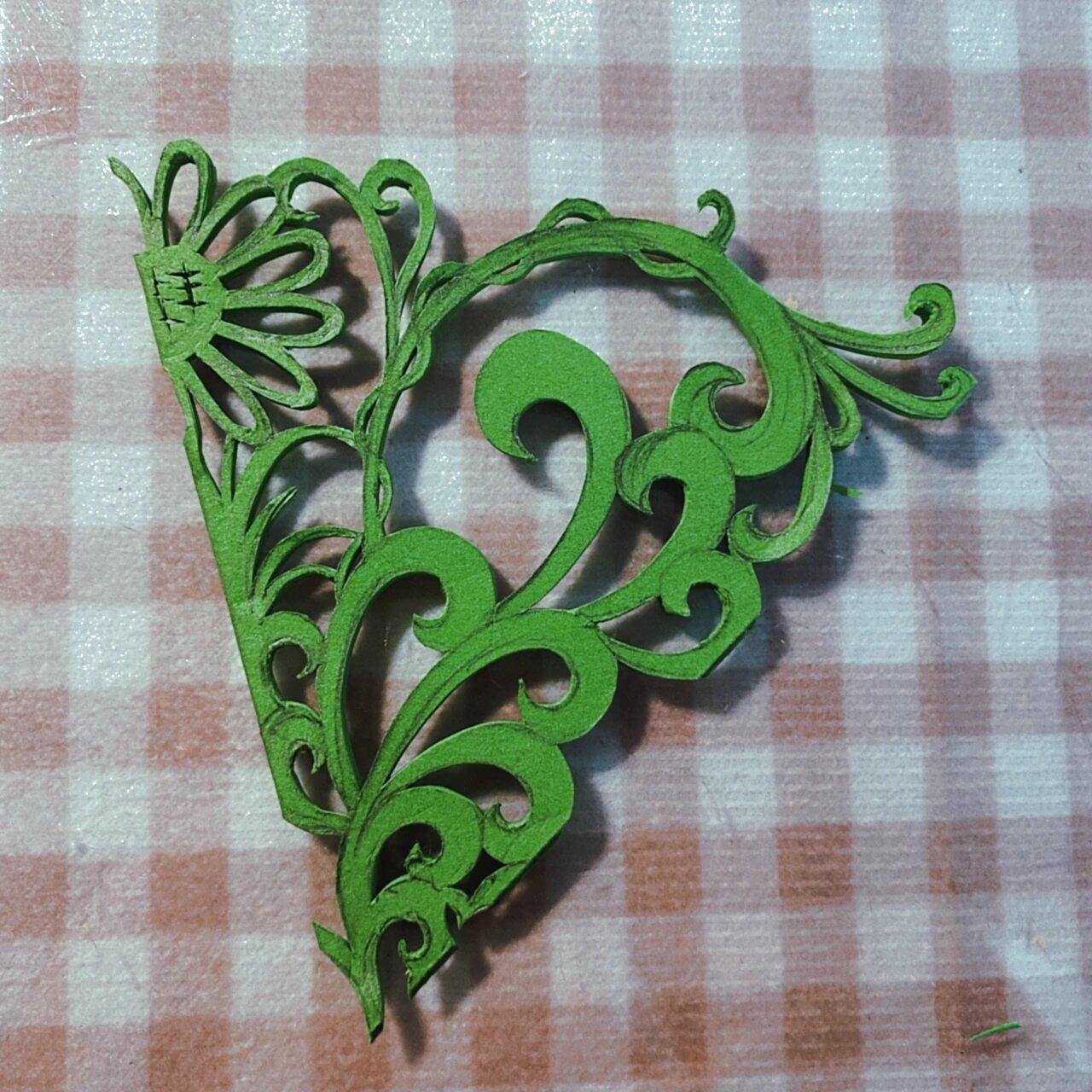 原创剪纸设计|绿色好心情!六等分折剪 普通的绿色打印纸,刻刀完成.
