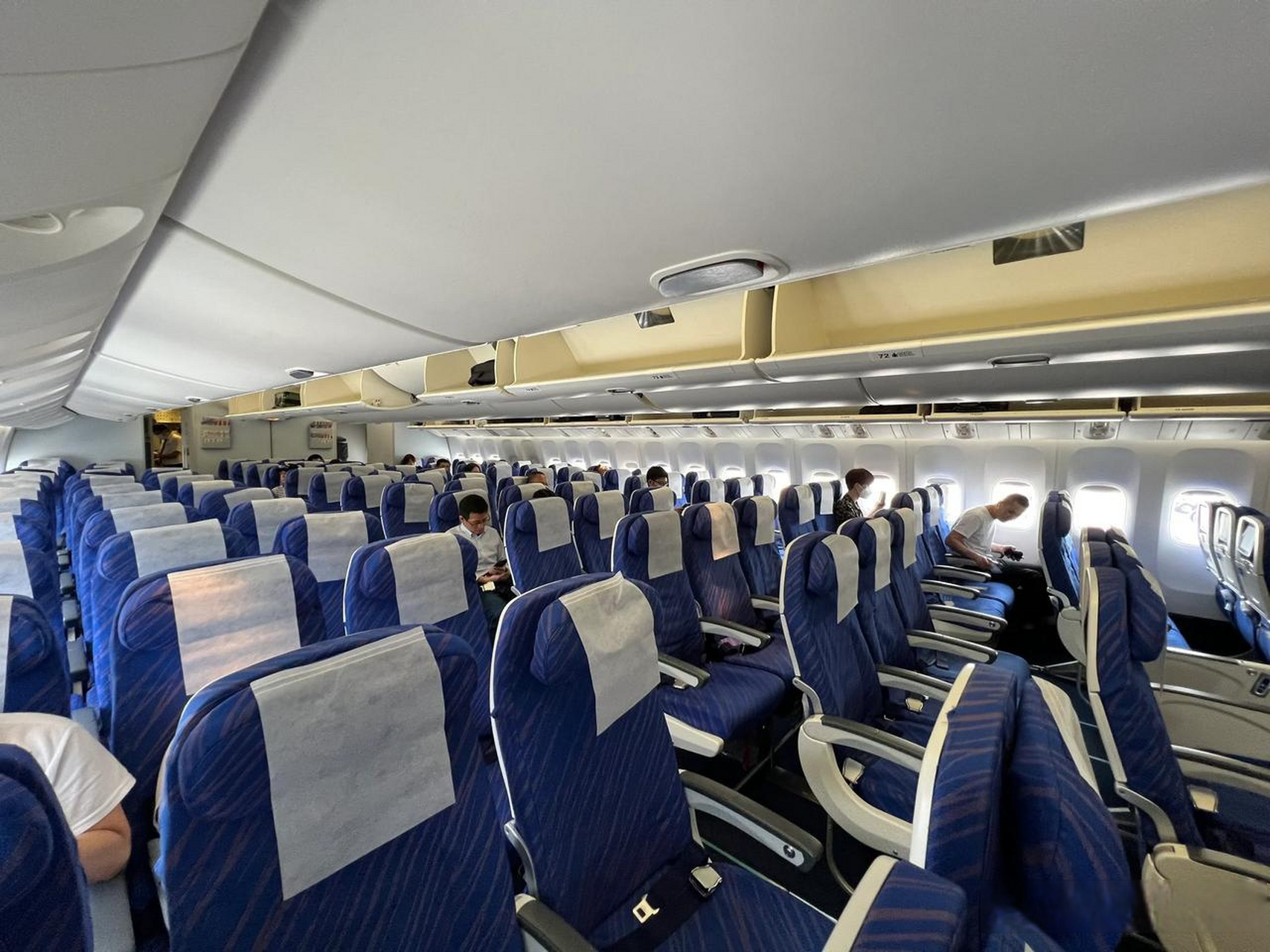 刚才问了空姐特别傻的问题,走进飞机舱内,看到空间很大,然后问,这是