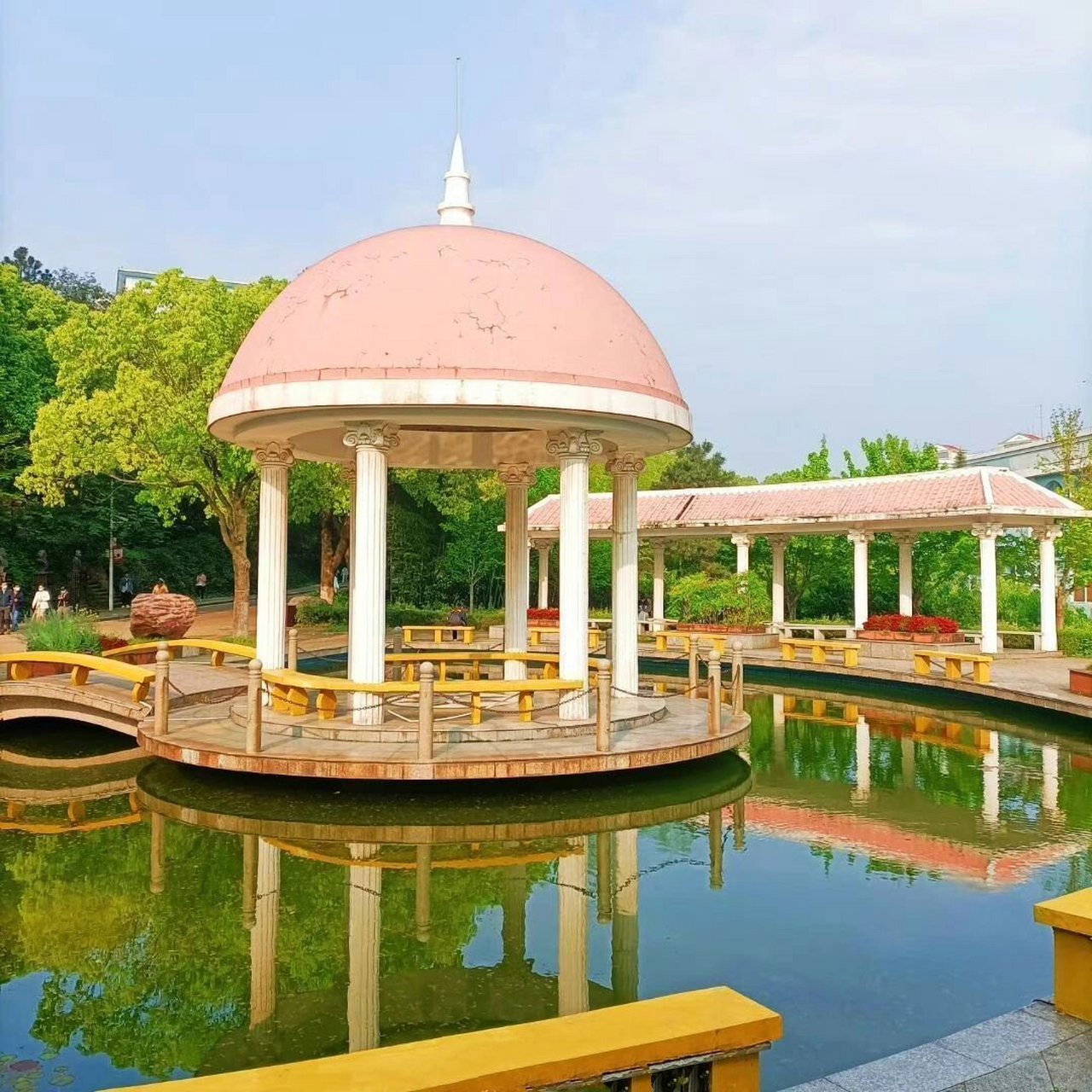 武昌理工学院93 武昌理工学院校园环境 梅南山麓,汤逊湖畔.