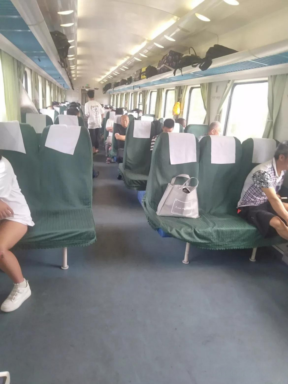 记得10几年前,坐硬座火车一直是我的噩梦,想想都害怕.