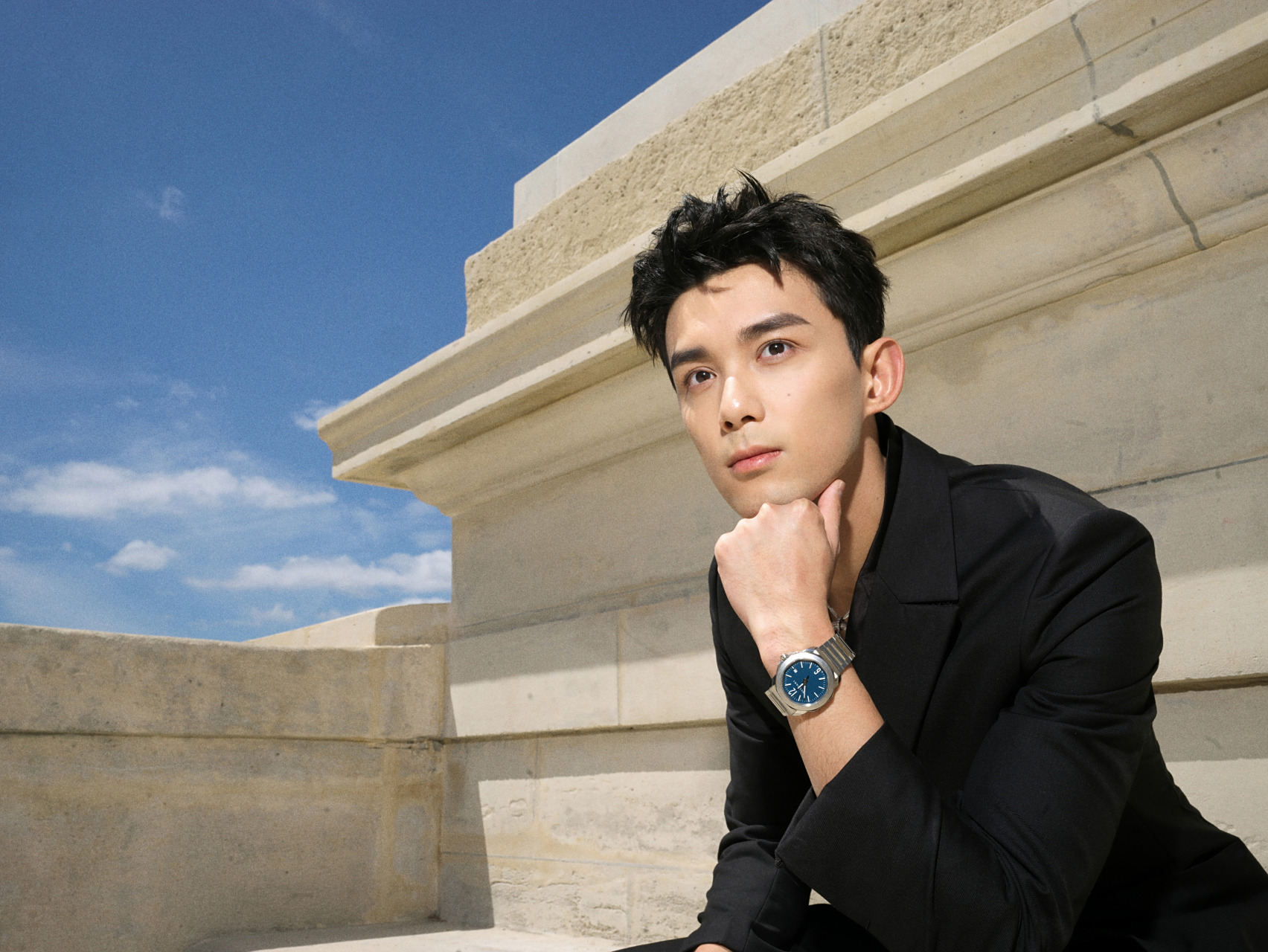 吴磊leo 漫步街头,感受错落于举手投足间的浪漫复兴.