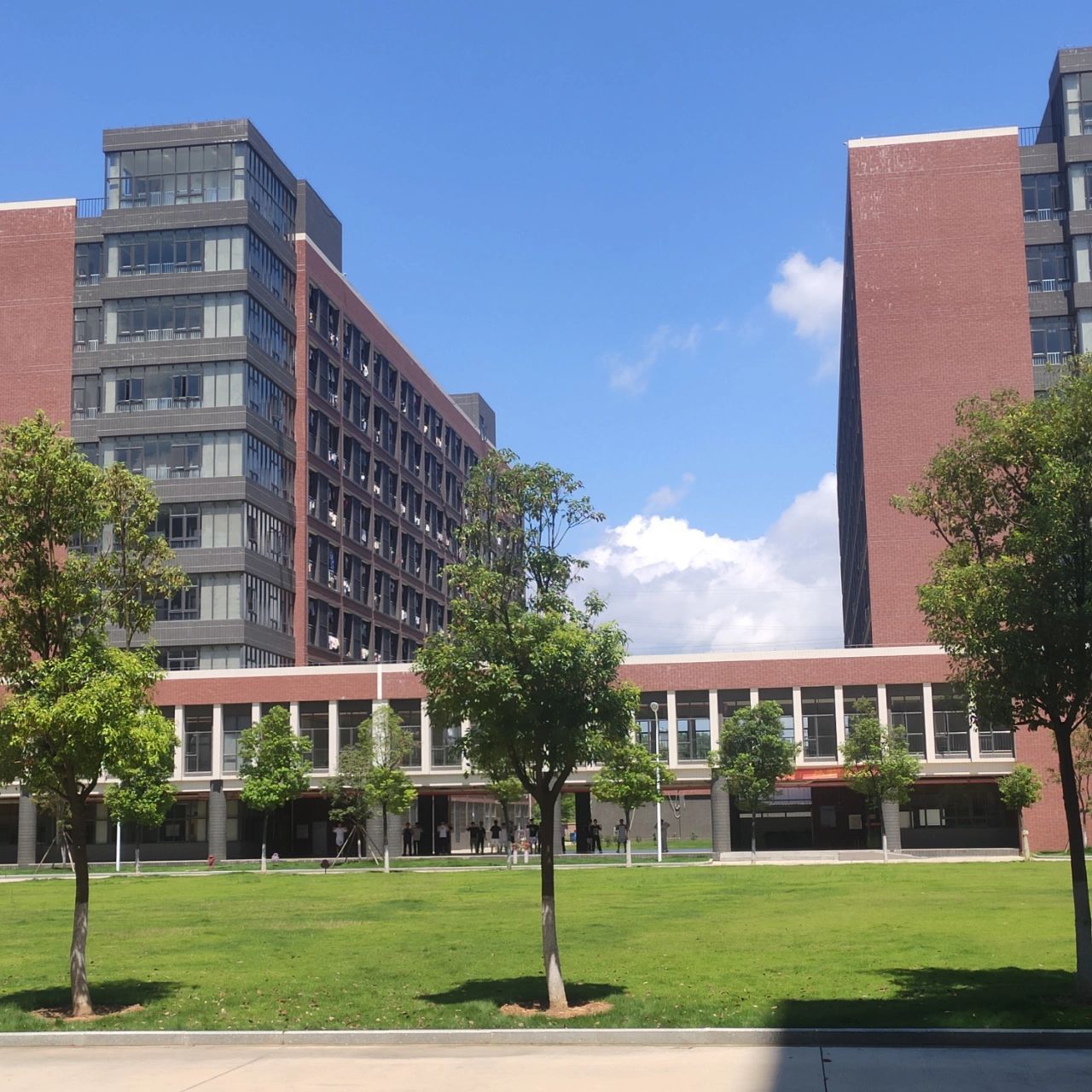 浅浅说一下广州华商学院四会校区吧(上) 作为一个刚在广州华商学院