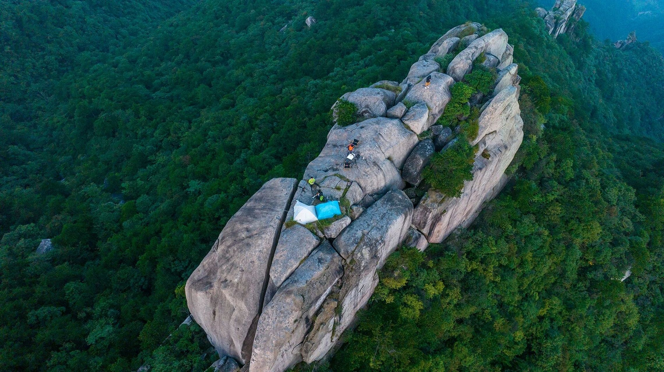 轻装徒步皖浙天路 饭甑尖露营煮茶看星空 饭甑尖属天目山脉.