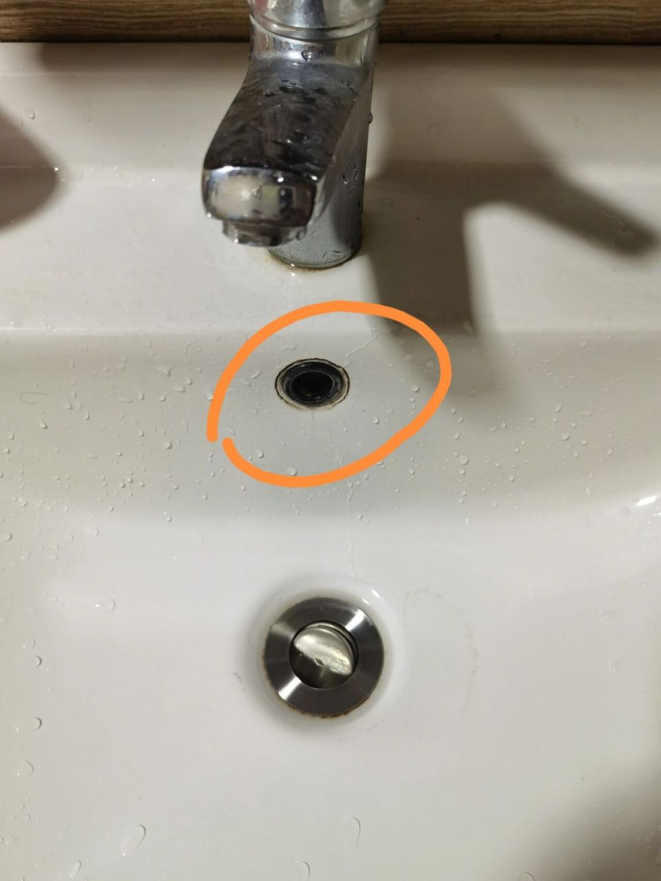 洗手盆这个洞是干嘛的 是用来装自动出水感应器的吗?