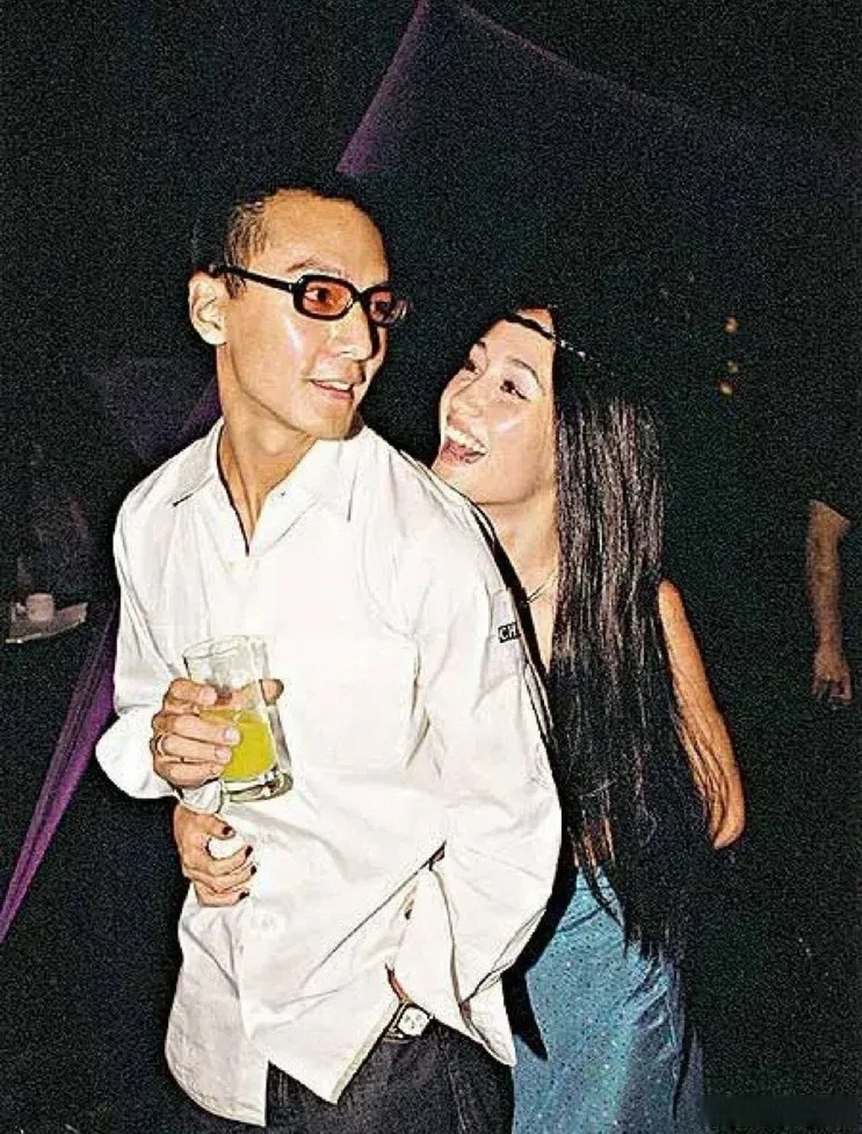 早期吴彦祖和女友的合影,好般配啊