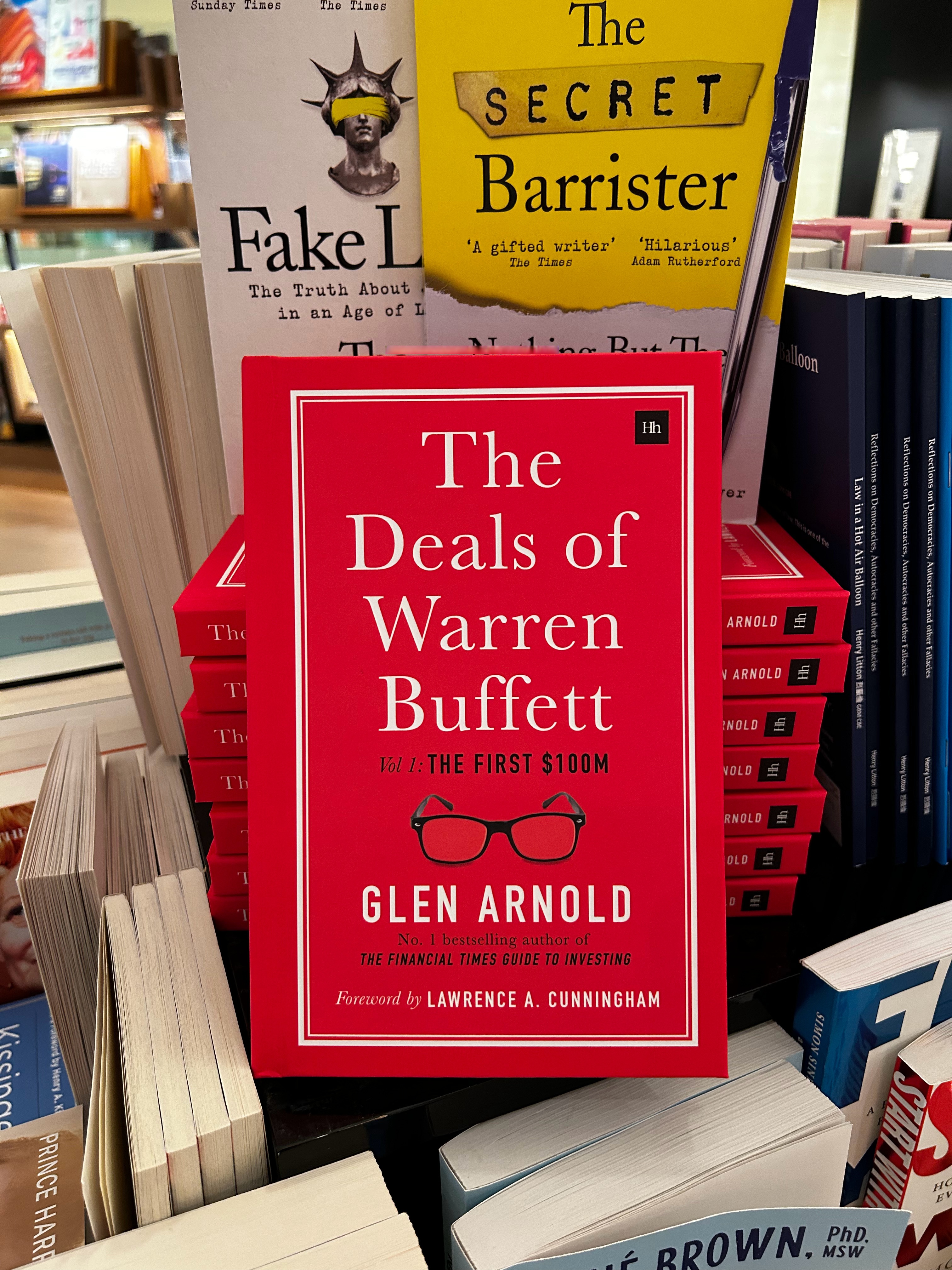 这次在香港买书时看到有套 the deals of warren buffett by glen